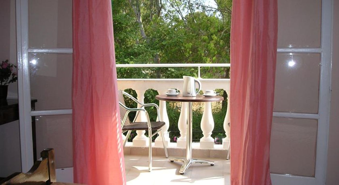 River Studios and Apartments