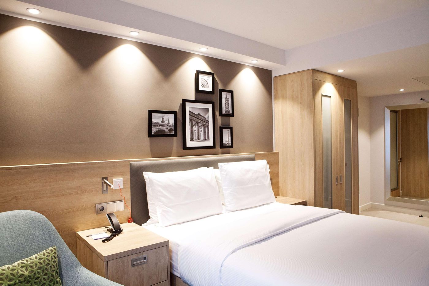 Hampton-by-Hilton-Berlin-City-East-Side-Gallery-Room-16