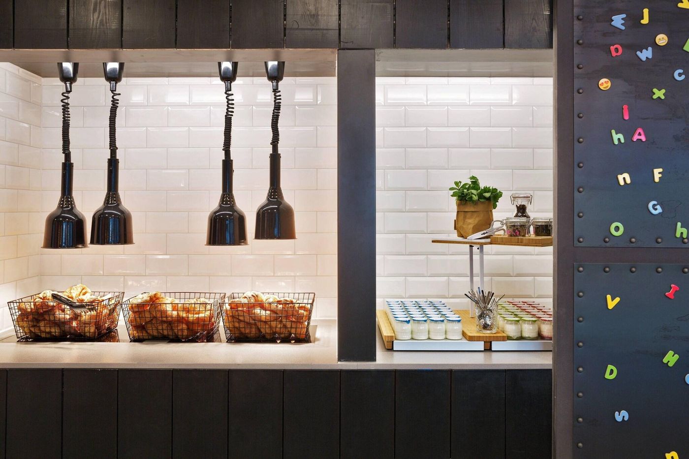 Moxy-Amsterdam-Houthavens-Restaurant-53