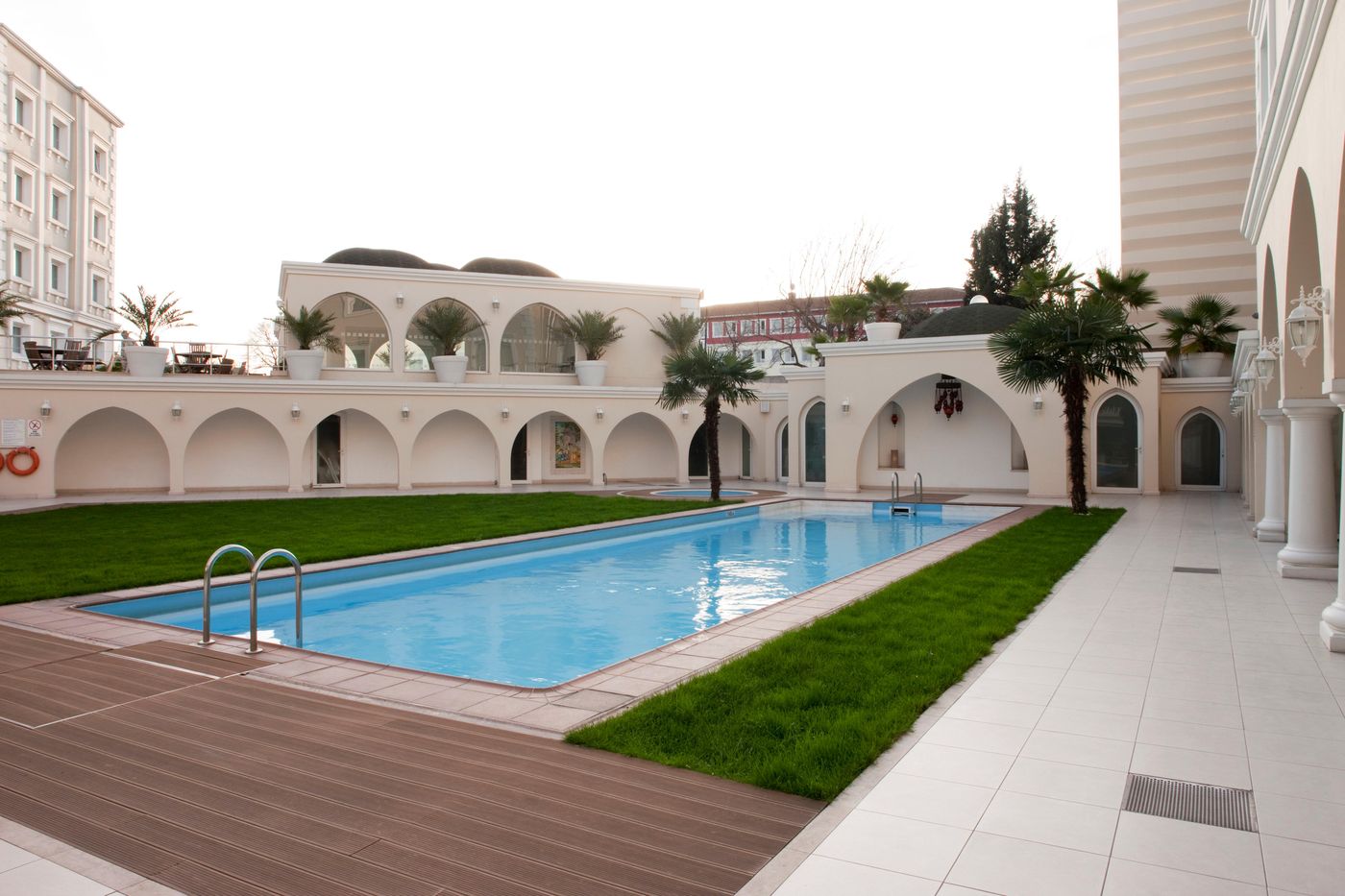 Holiday-Inn--Istanbul-City-Pool-9