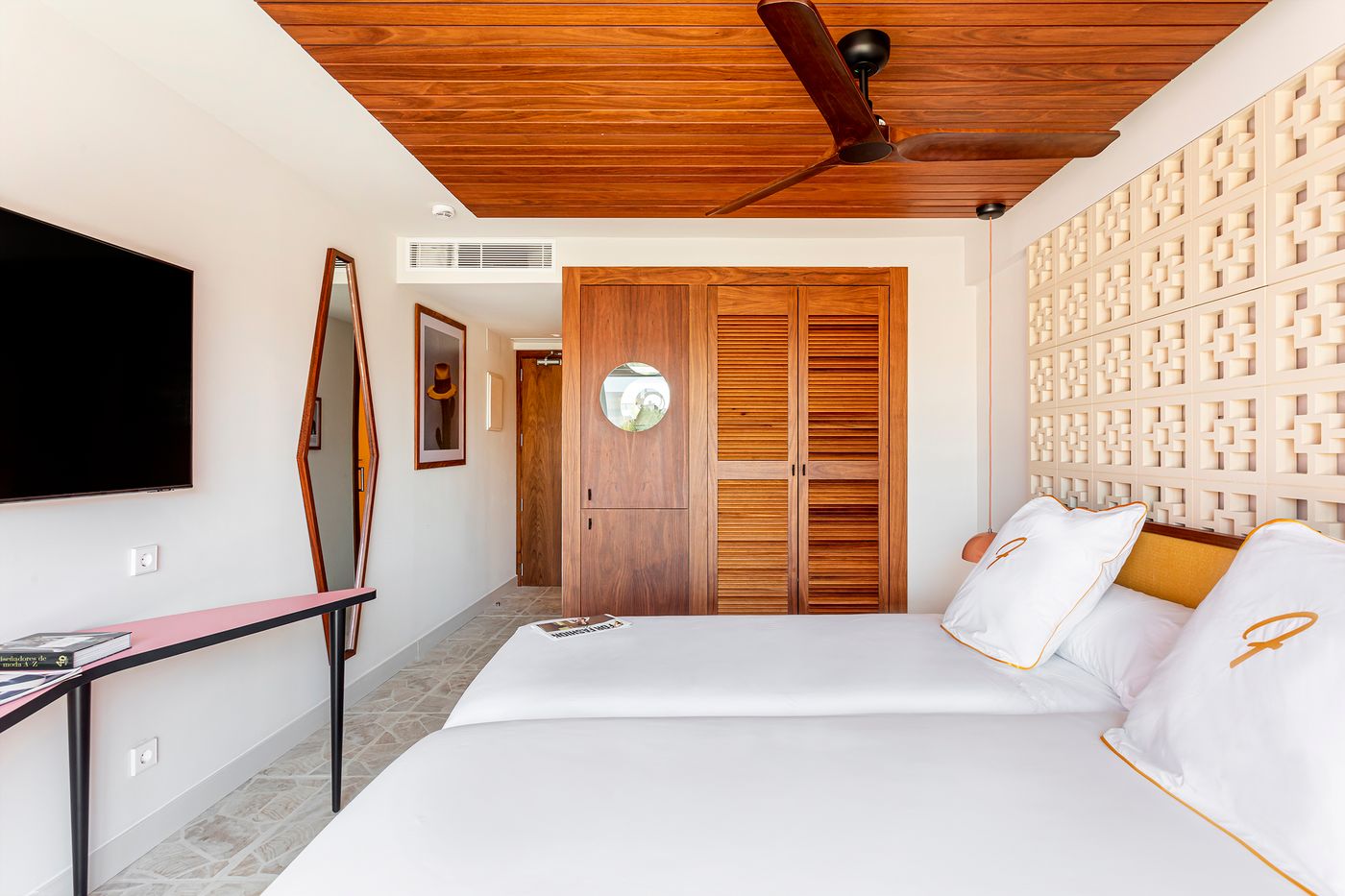 Estudios-Tropicana-Room-28