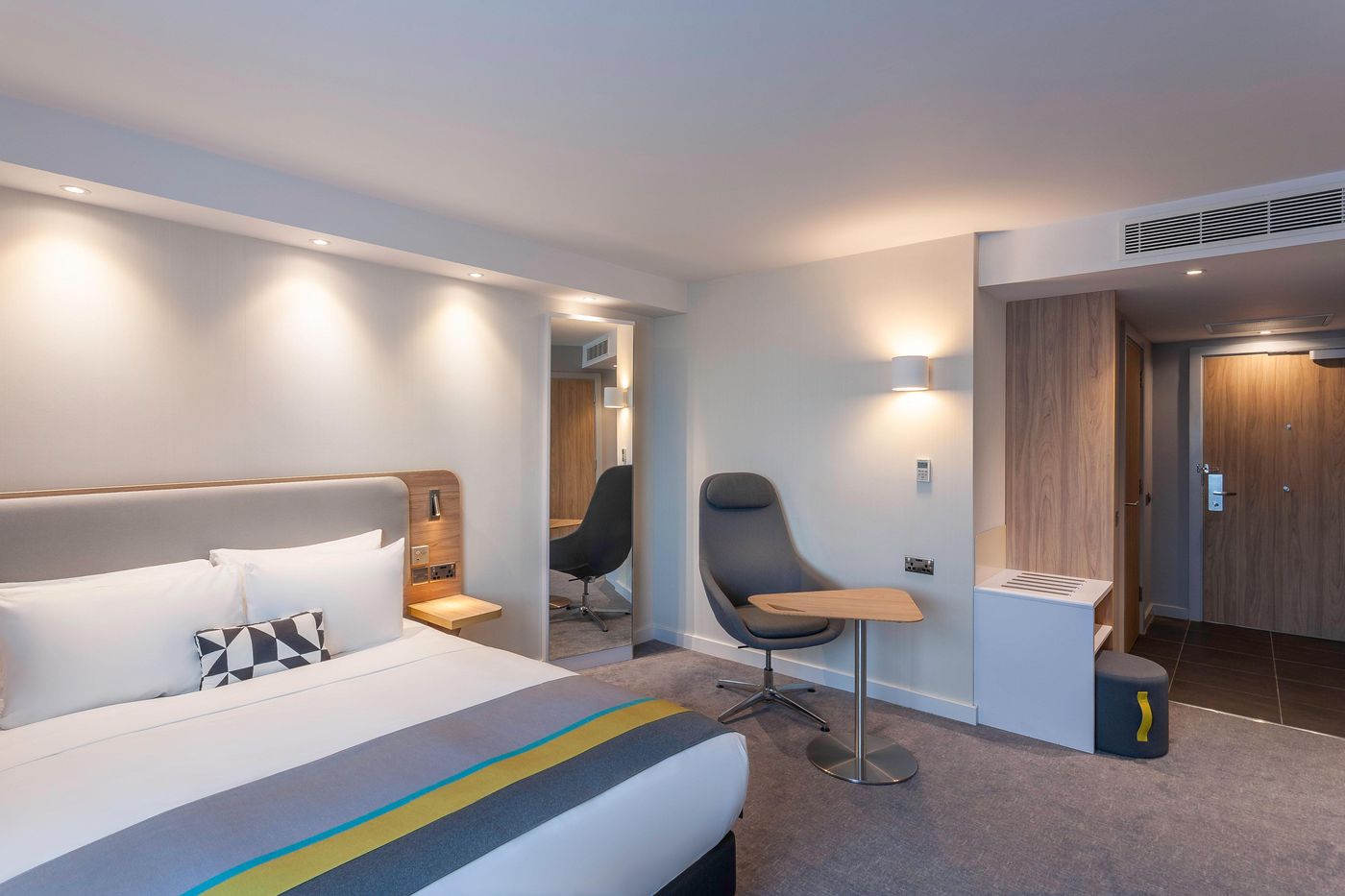 Holiday-Inn-Express-Hotel-Dublin-Airport-Room-10