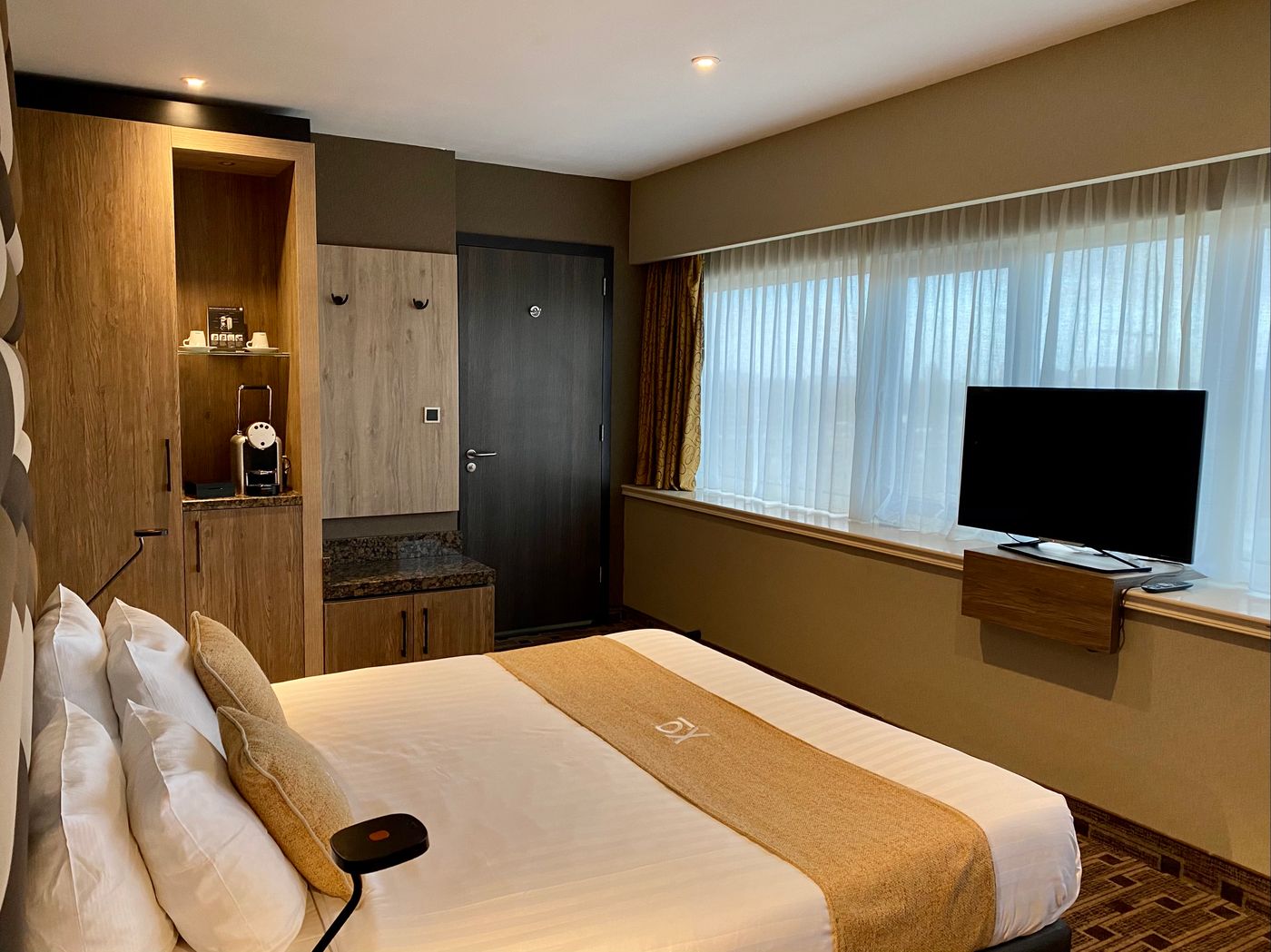 Xo-Hotels-Blue-Tower-Room-19