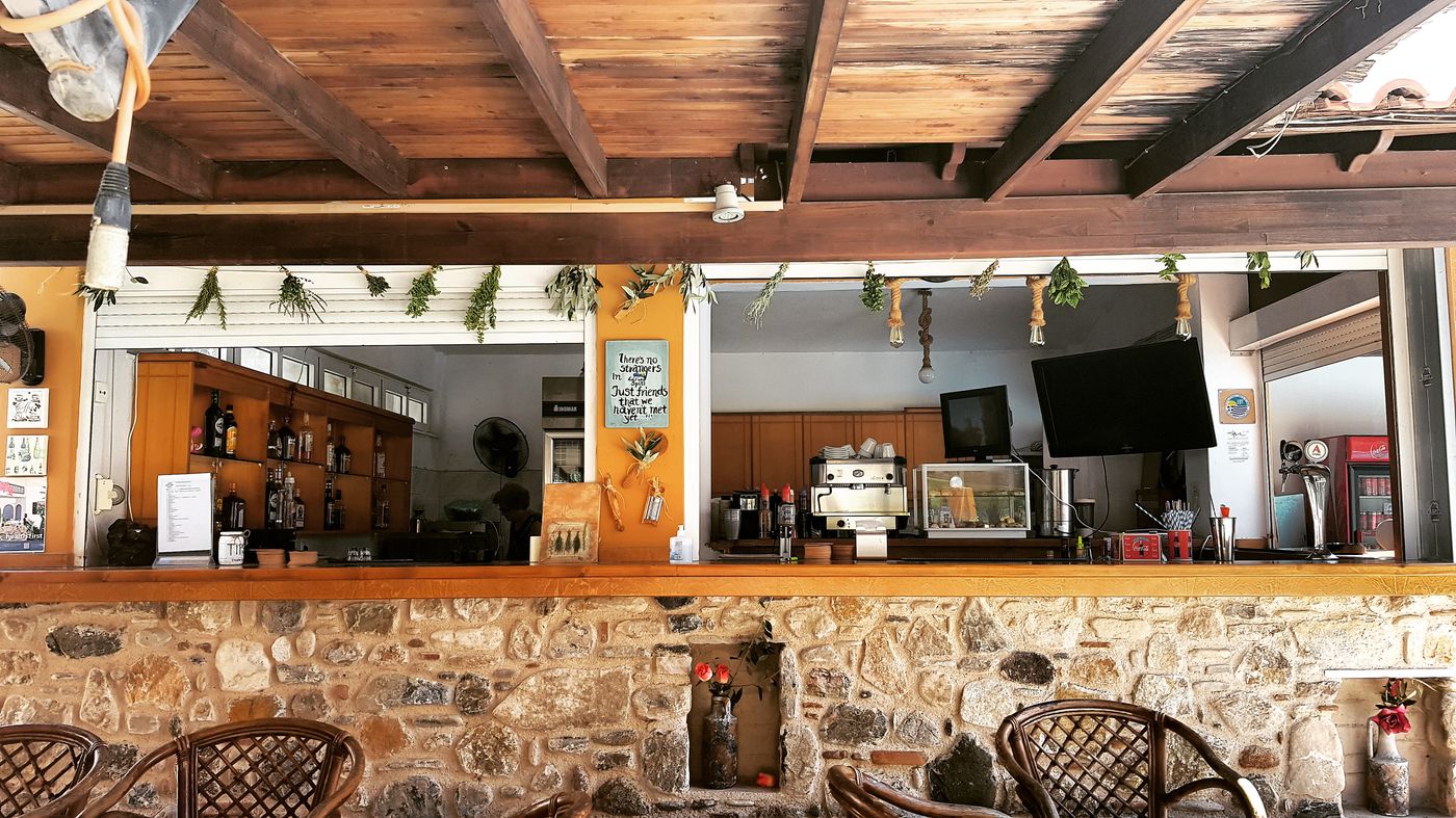 Aspro-Spiti-Restaurant-29