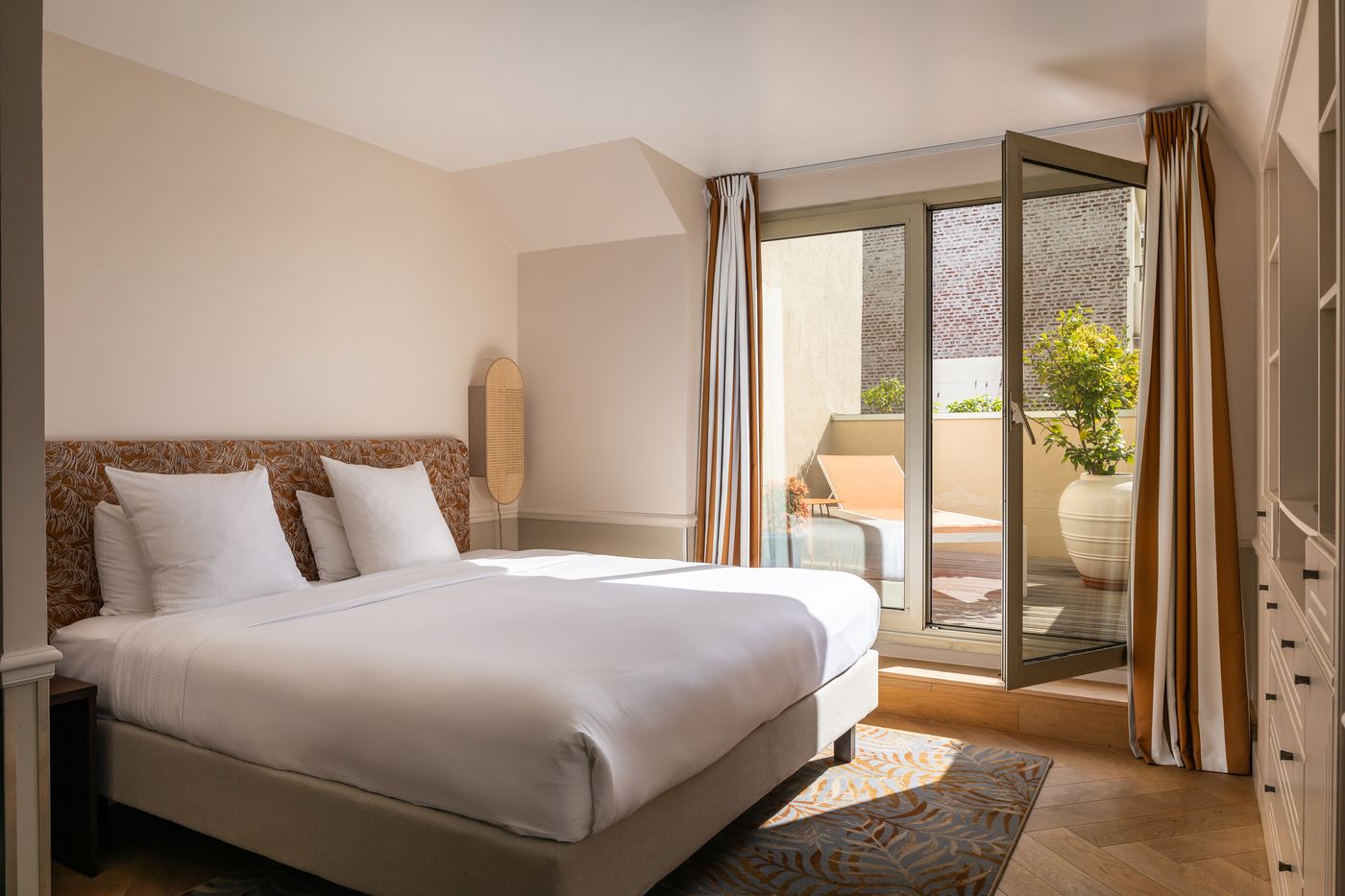 Royal-Garden-Champs-Elysees-Room-23