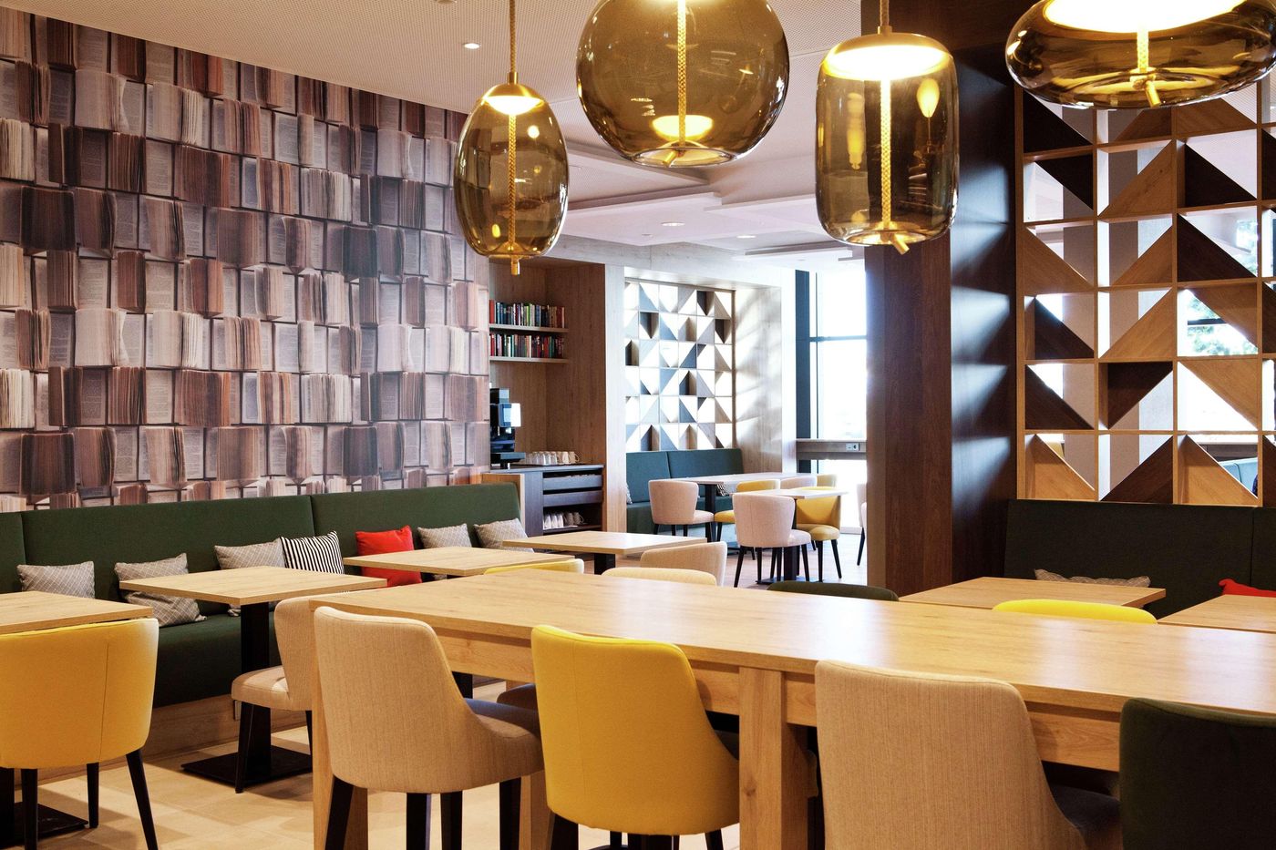 Hampton-by-Hilton-Berlin-City-East-Side-Gallery-Restaurant-9