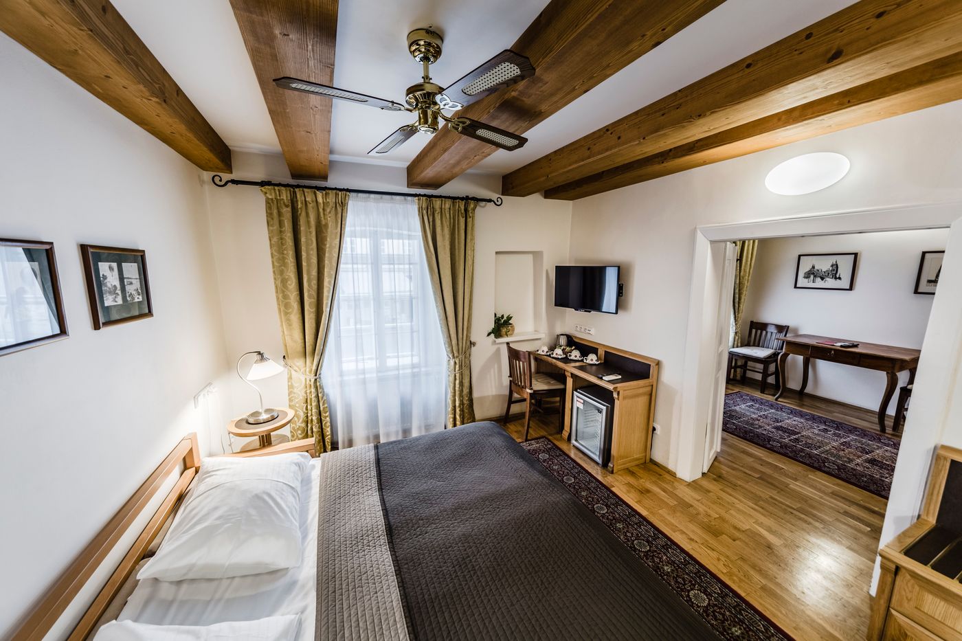 Archibald-at-the-Charles-Bridge-Room-3