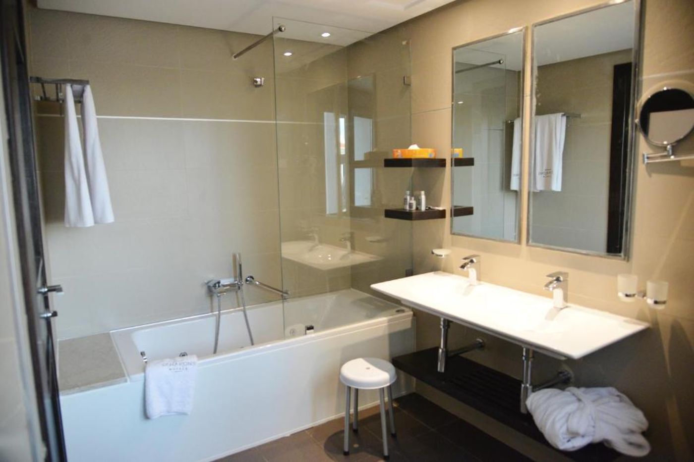 Samarons-Hotels-Room-10