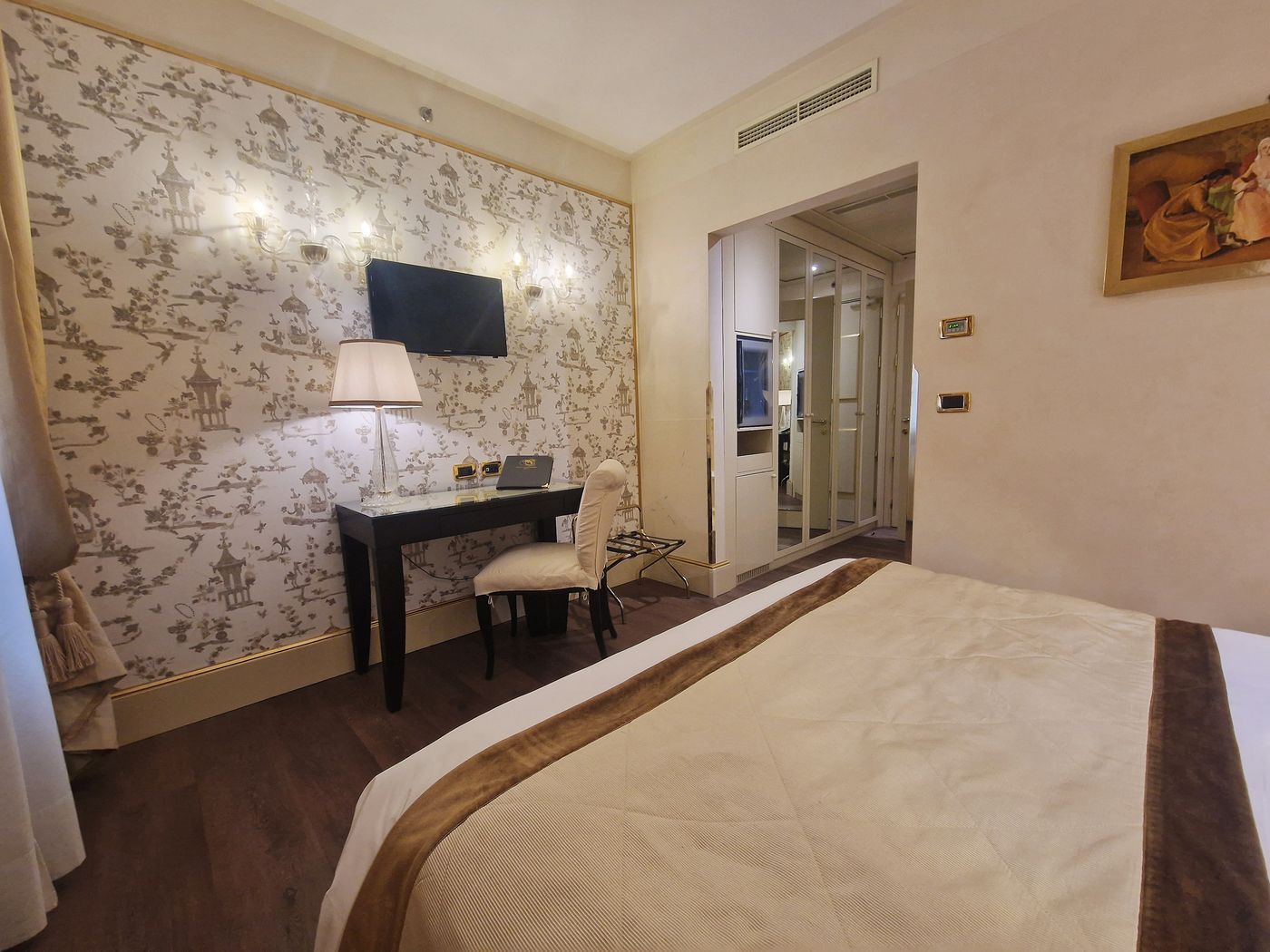 A-La-Commedia-Room-27