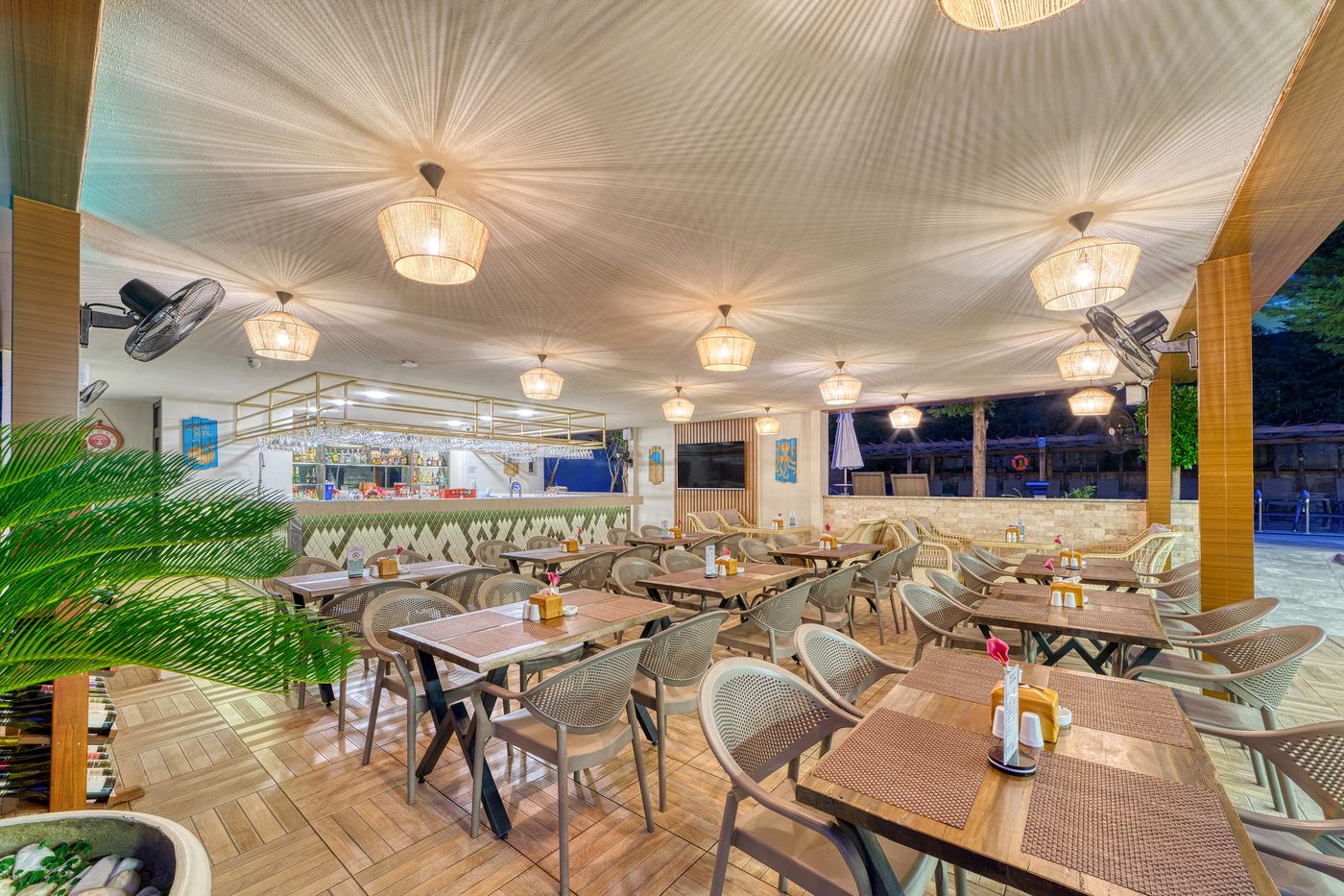 Big-Blue-Suite-Hotel-Bar-58