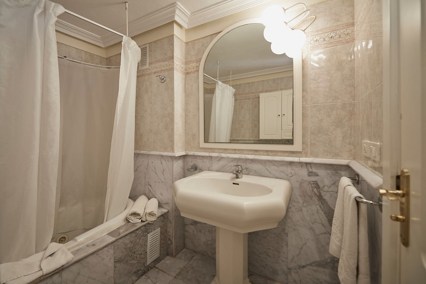 Flamingo-Beach-Mate-Room-36