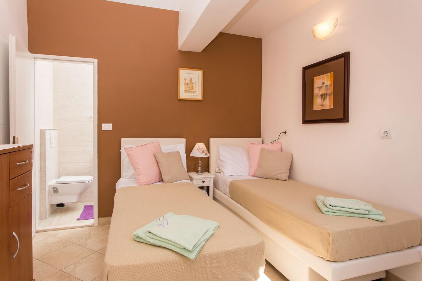 Guest-House-Cuk-Room-14