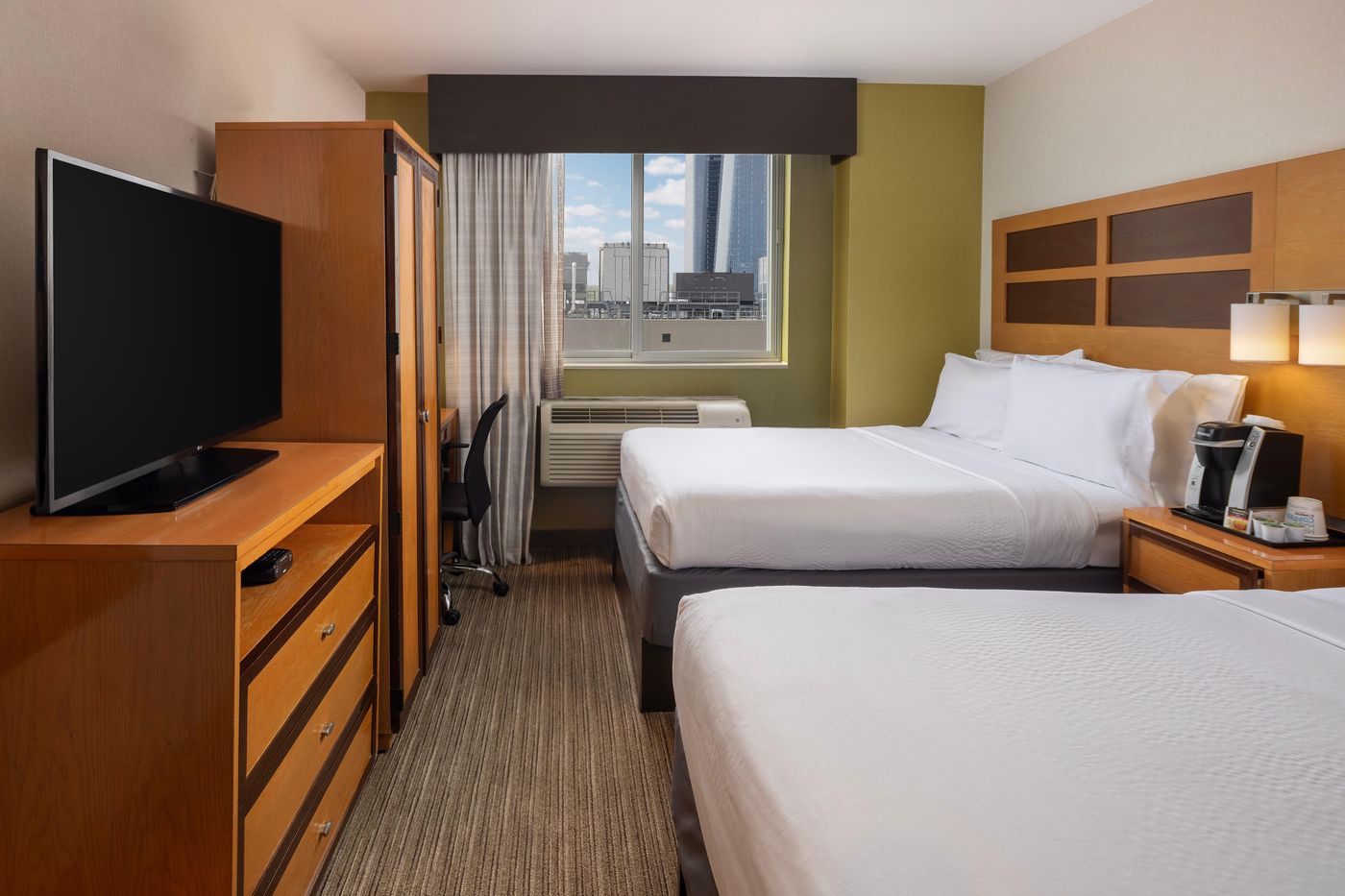 Holiday-Inn-Express-New-York-City-Times-Square-Room-4