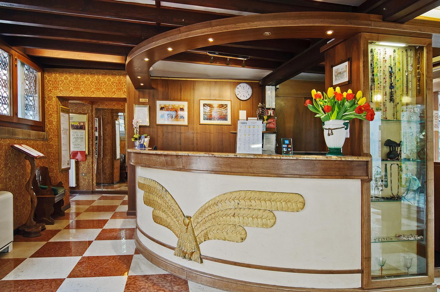 La-Fenice-et-des-Artistes-Lobby-4