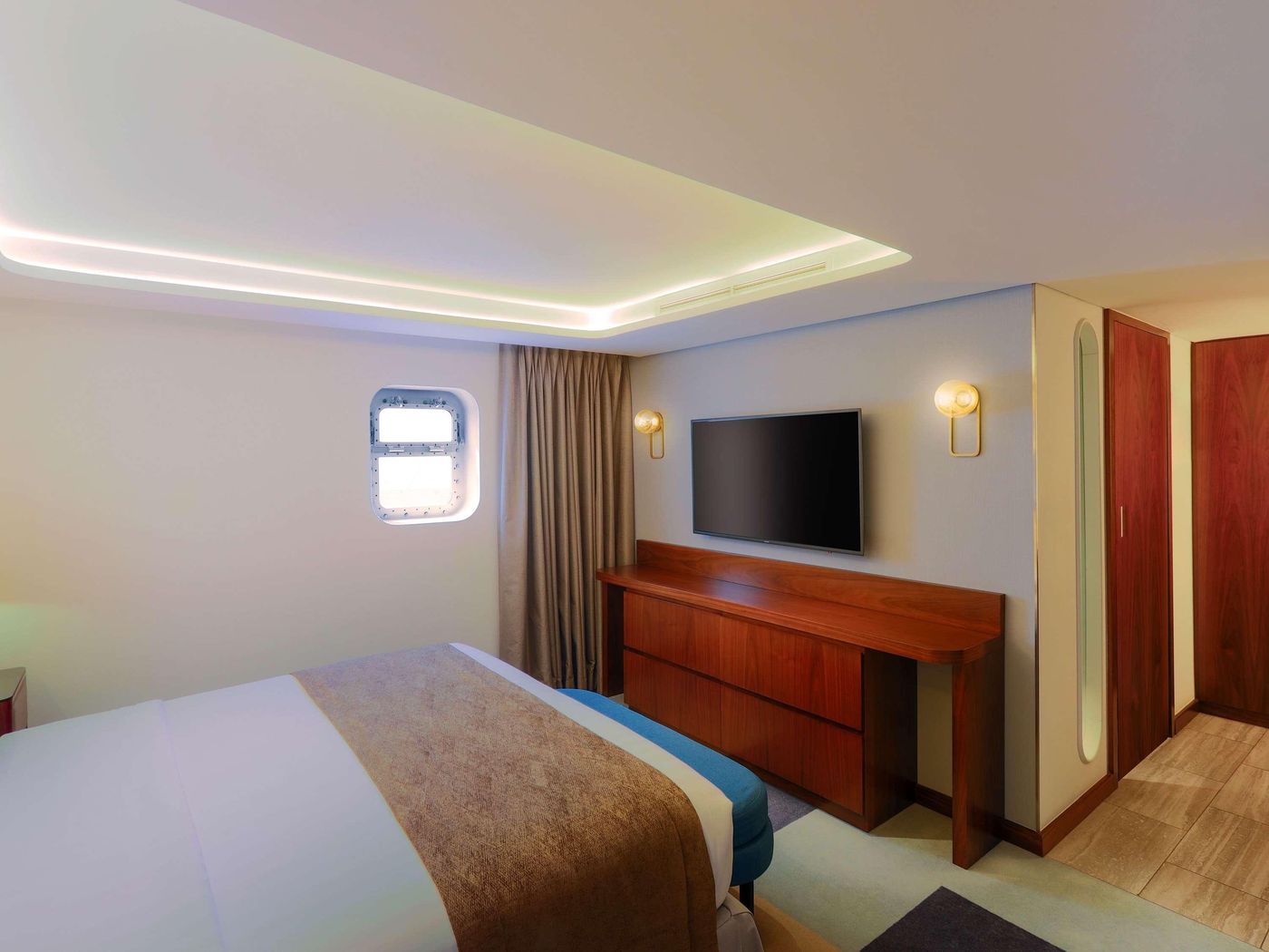 Queen-Elizabeth-2-Hotel-Room-37