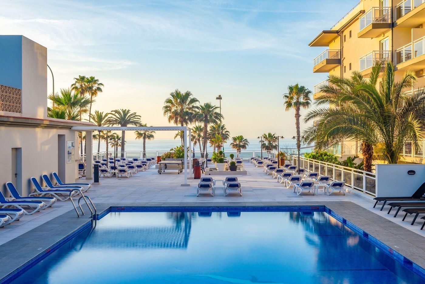 Las-Arenas-Affiliated-by-Melia-Pool-6