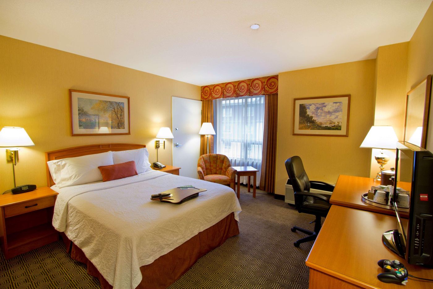 Hampton-Inn-by-Hilton-Vancouver-Airport-Room-2