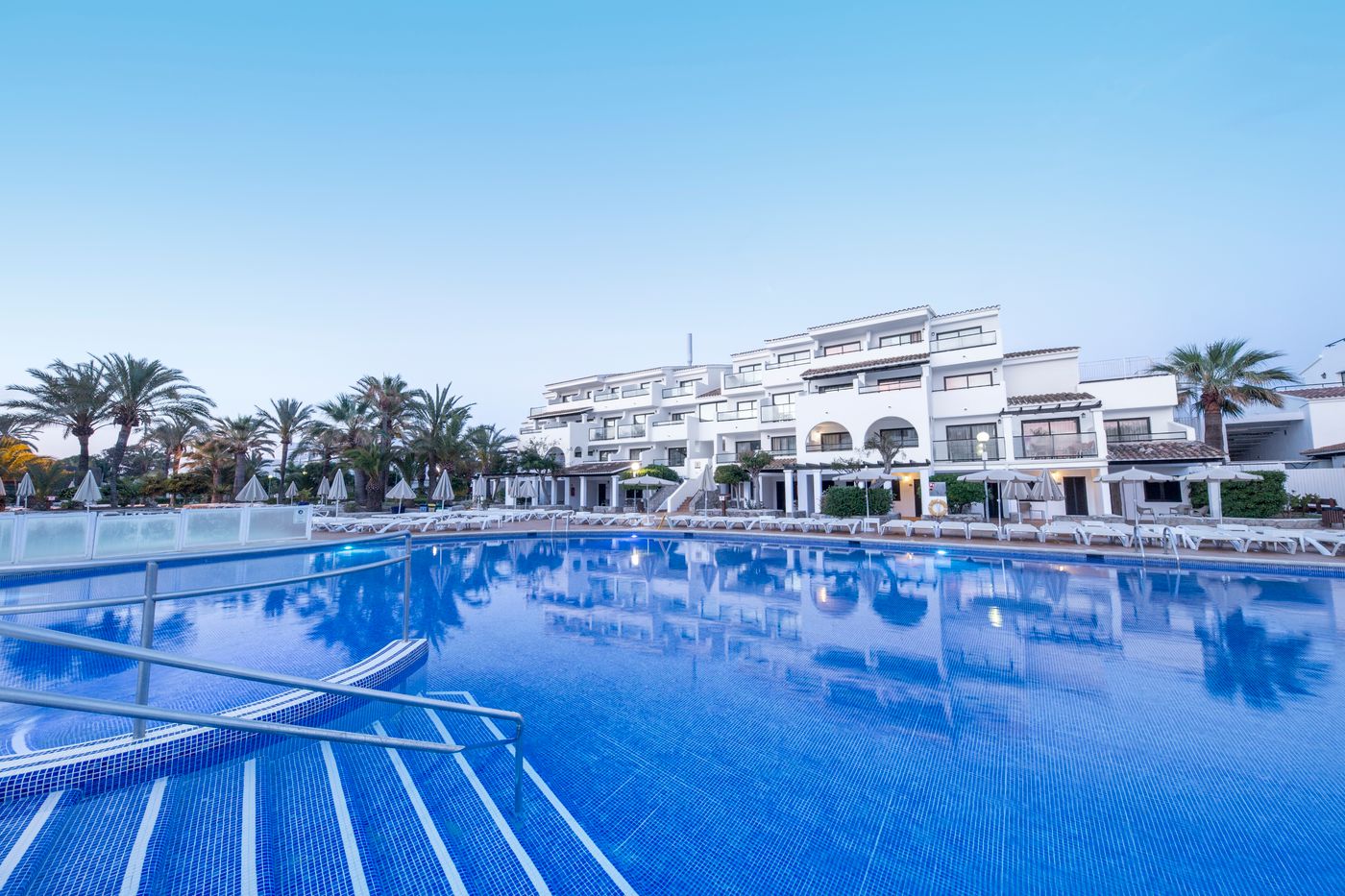 Club-Bahamas-Ibiza-Pool-4