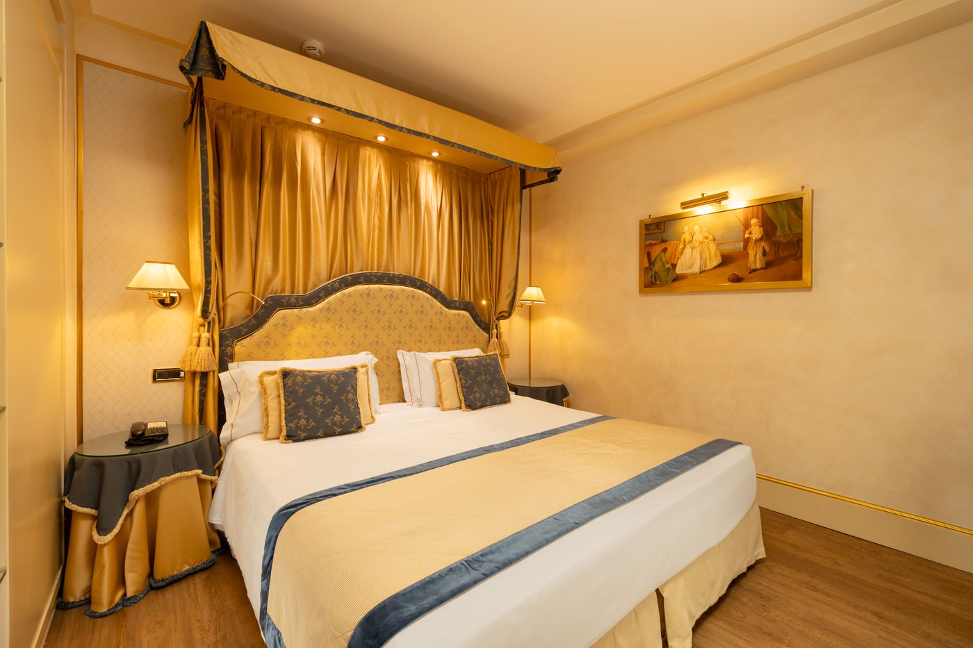 A-La-Commedia-Room-25