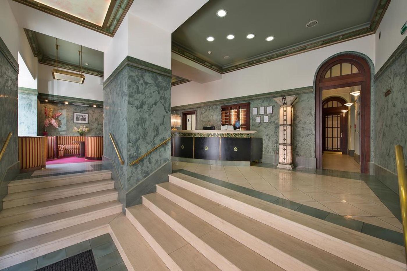 EA-Hotel-Royal-Esprit-Lobby-5