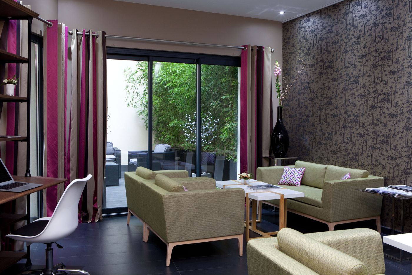 Serotel-Suites-Opera-Lobby-11