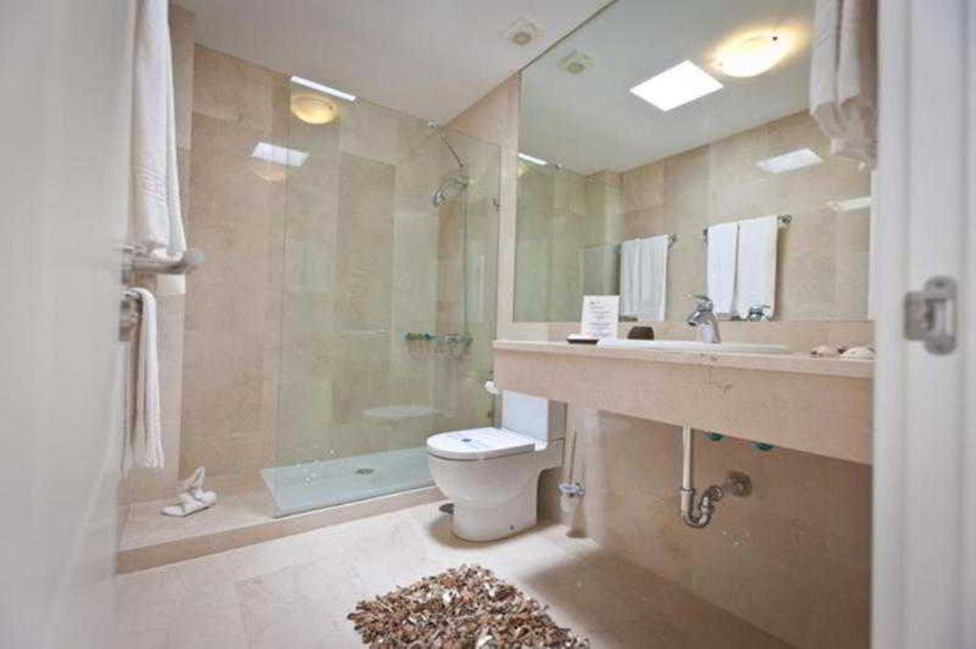 Tauro-Resort-Room-12