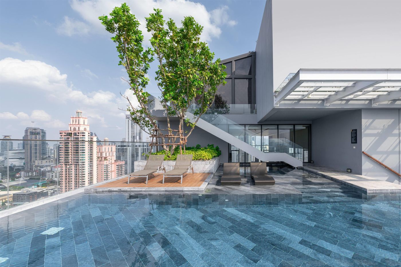 Wyndham-Bangkok-Queen-Convention-Centre-Pool-1