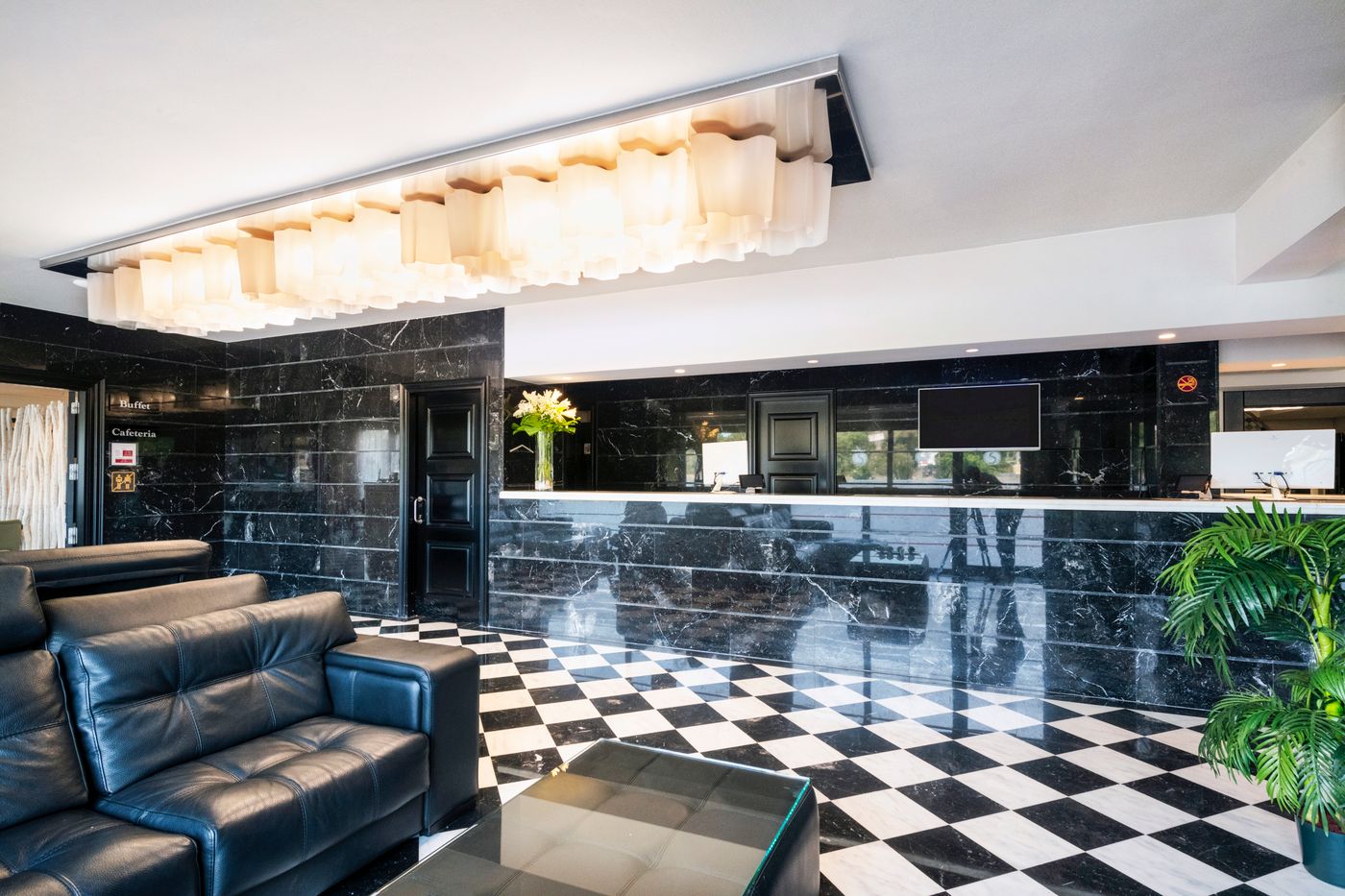 Salles-Hotel-Aeroport-de-Girona-Lobby-31