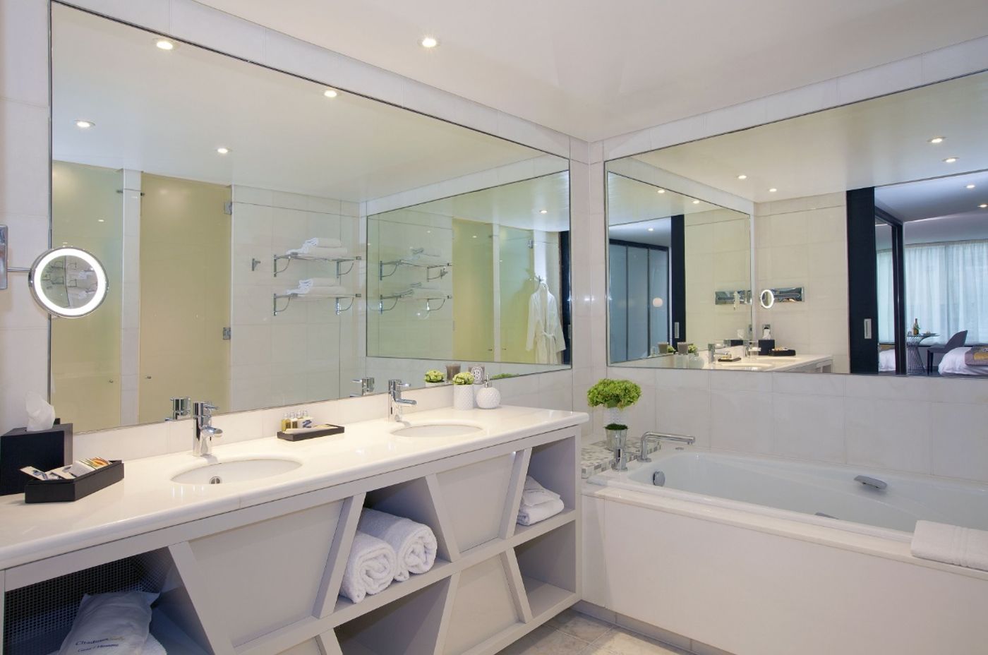 La-Clef-Tour-Eiffel-Paris-by-The-Crest-Collection-Room-32