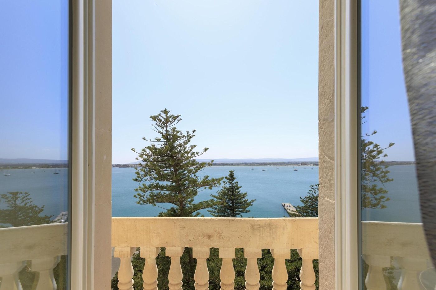 Des-Etrangers-Hotel---Spa-Room-54