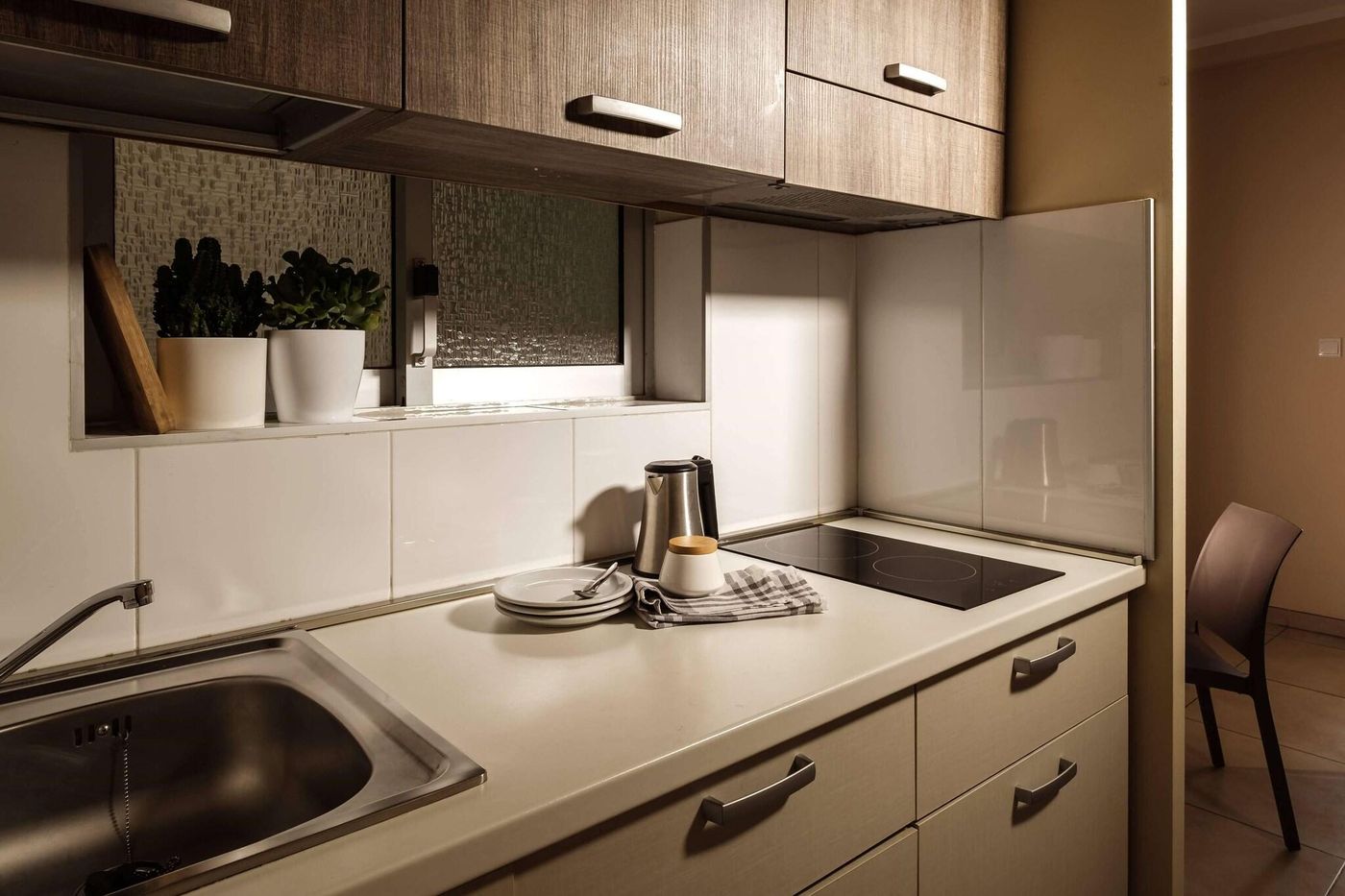 Hotel-115-The-Strand-Hotel-and-Suites-Room-37