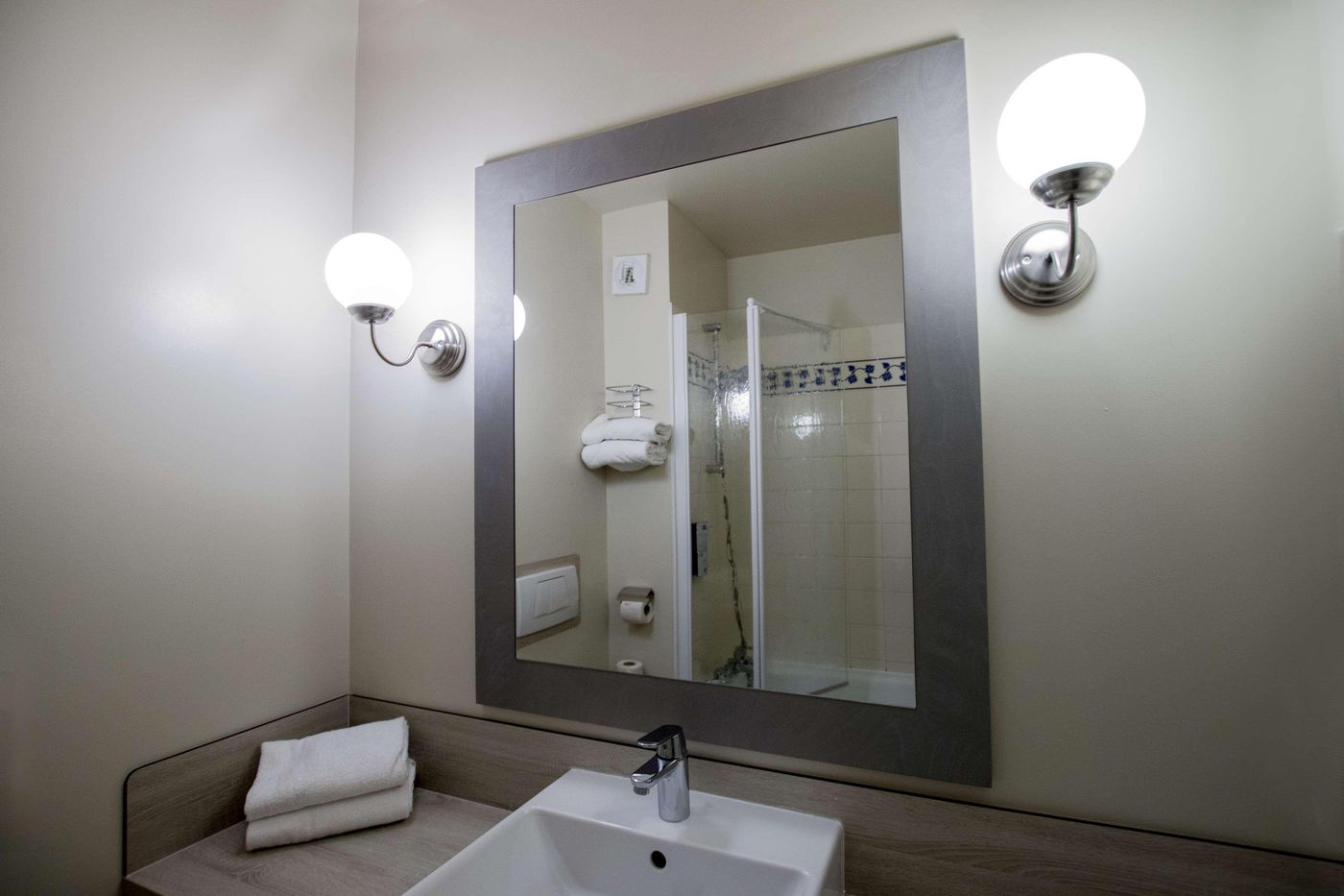 Campanile-Val-de-France-Ex-Kyriad-Disneyland-Room-37