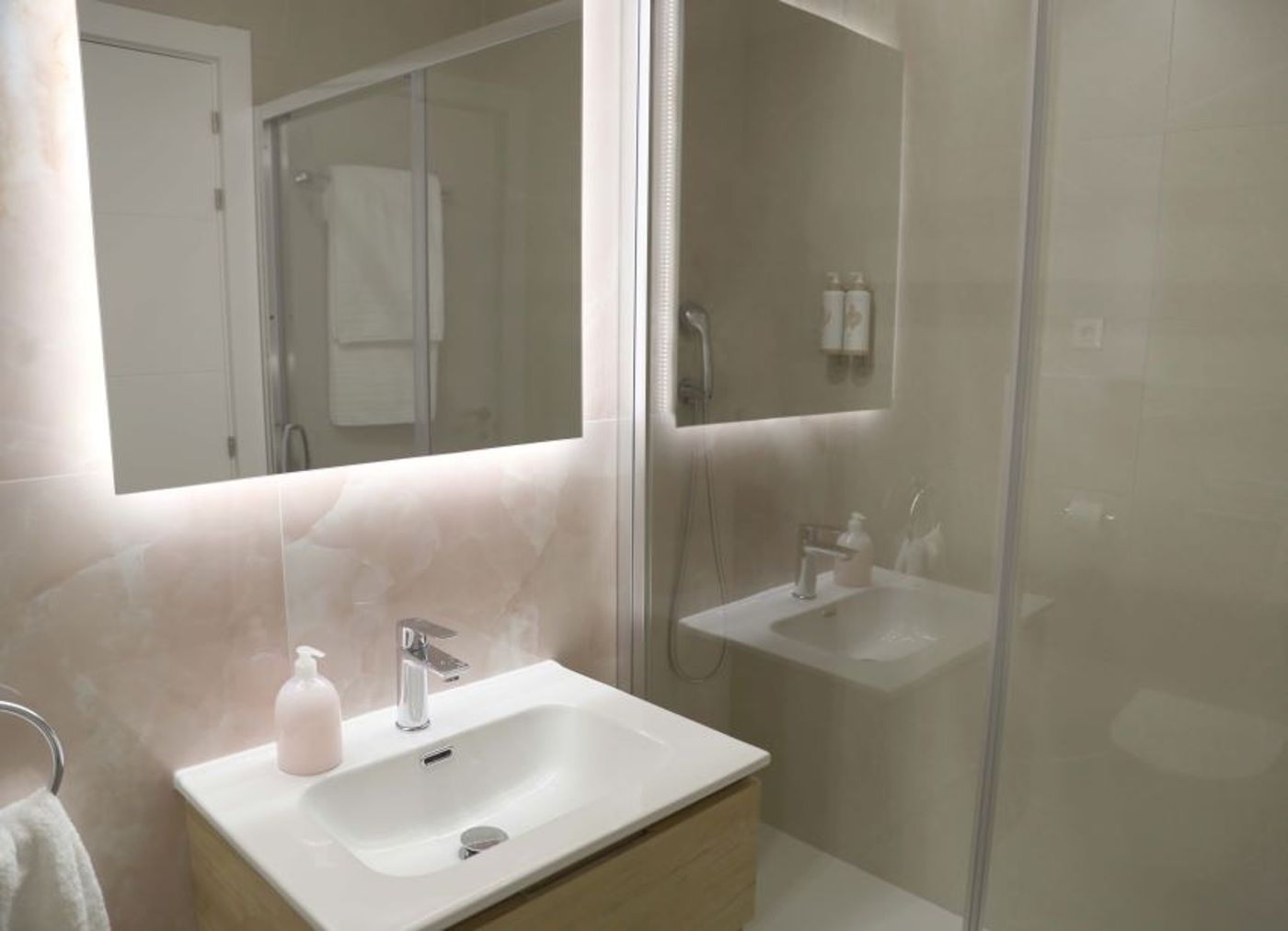 Cosmo Apartments Concell de Cent-Spain-Barcelona-Room-7