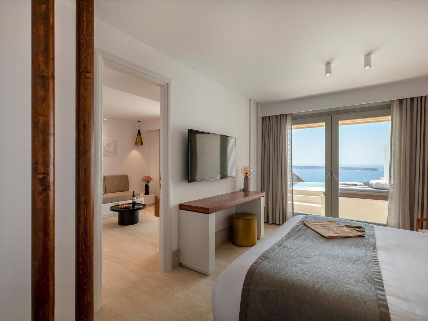 Santo-Maris-Oia--Luxury-Suites---Spa-Room-34