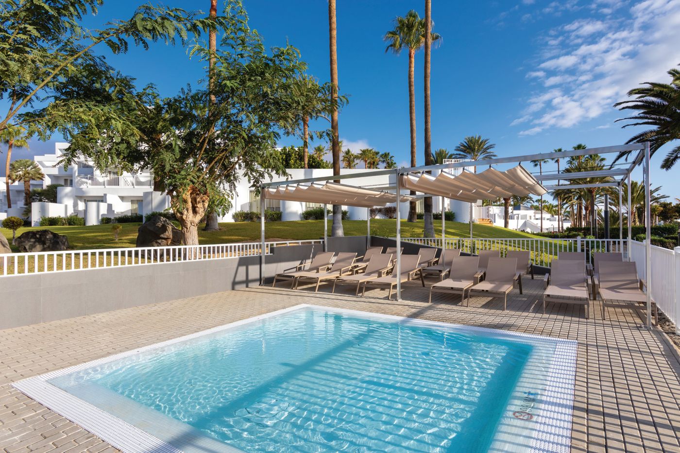 Club-Hotel-Riu-Paraiso-Lanzarote-Resort-Pool-9