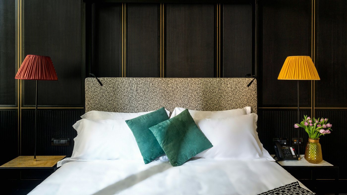 The-H-All-Tailor-Suite-Roma-Room-27