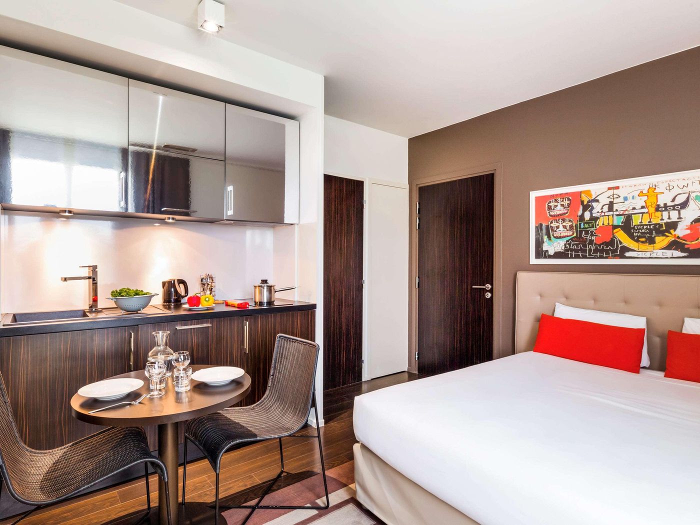 Hipark-Design-Suites-Nice-Room-9