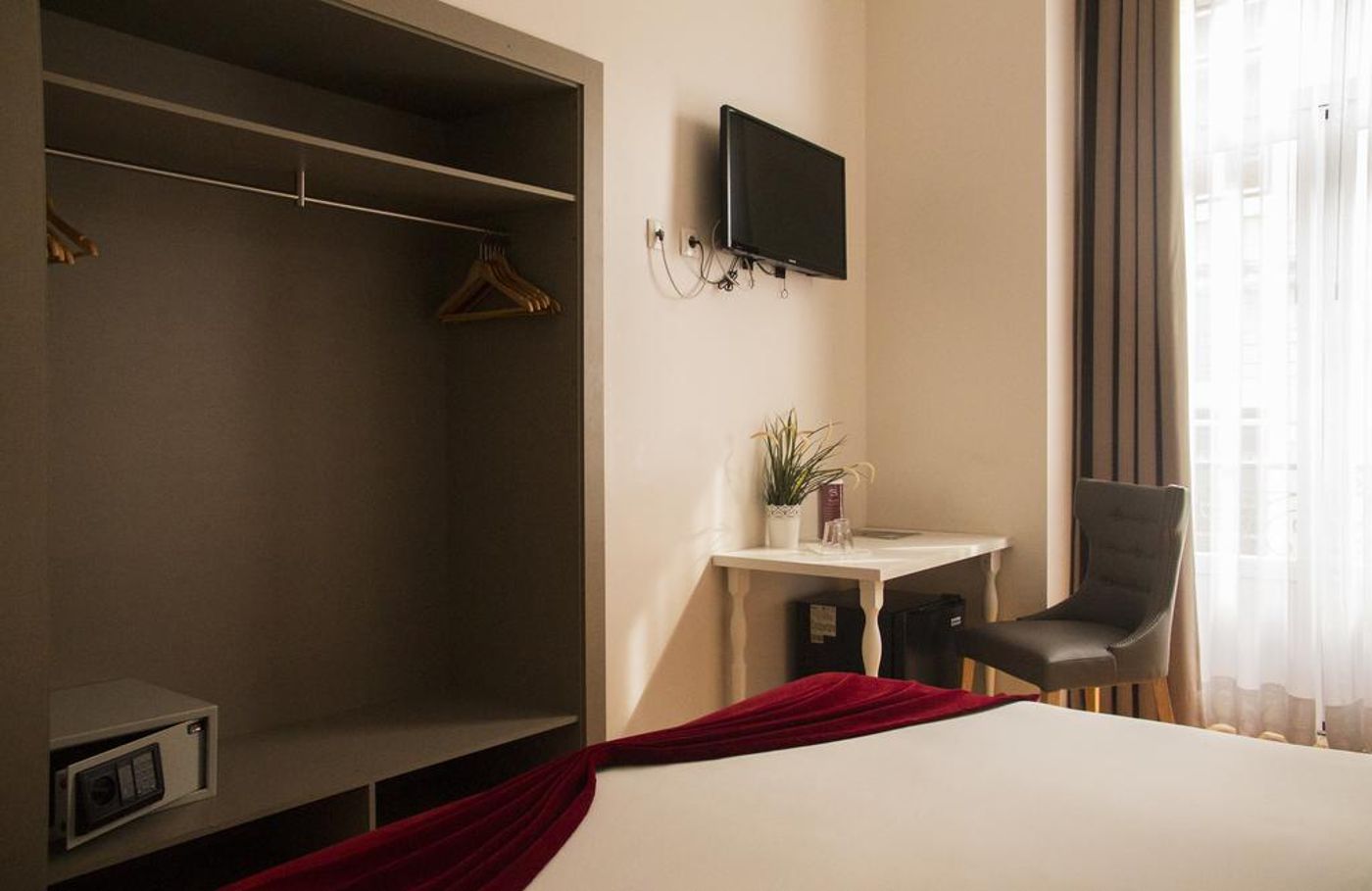 Lisbon-Arsenal-Suites-Room-1