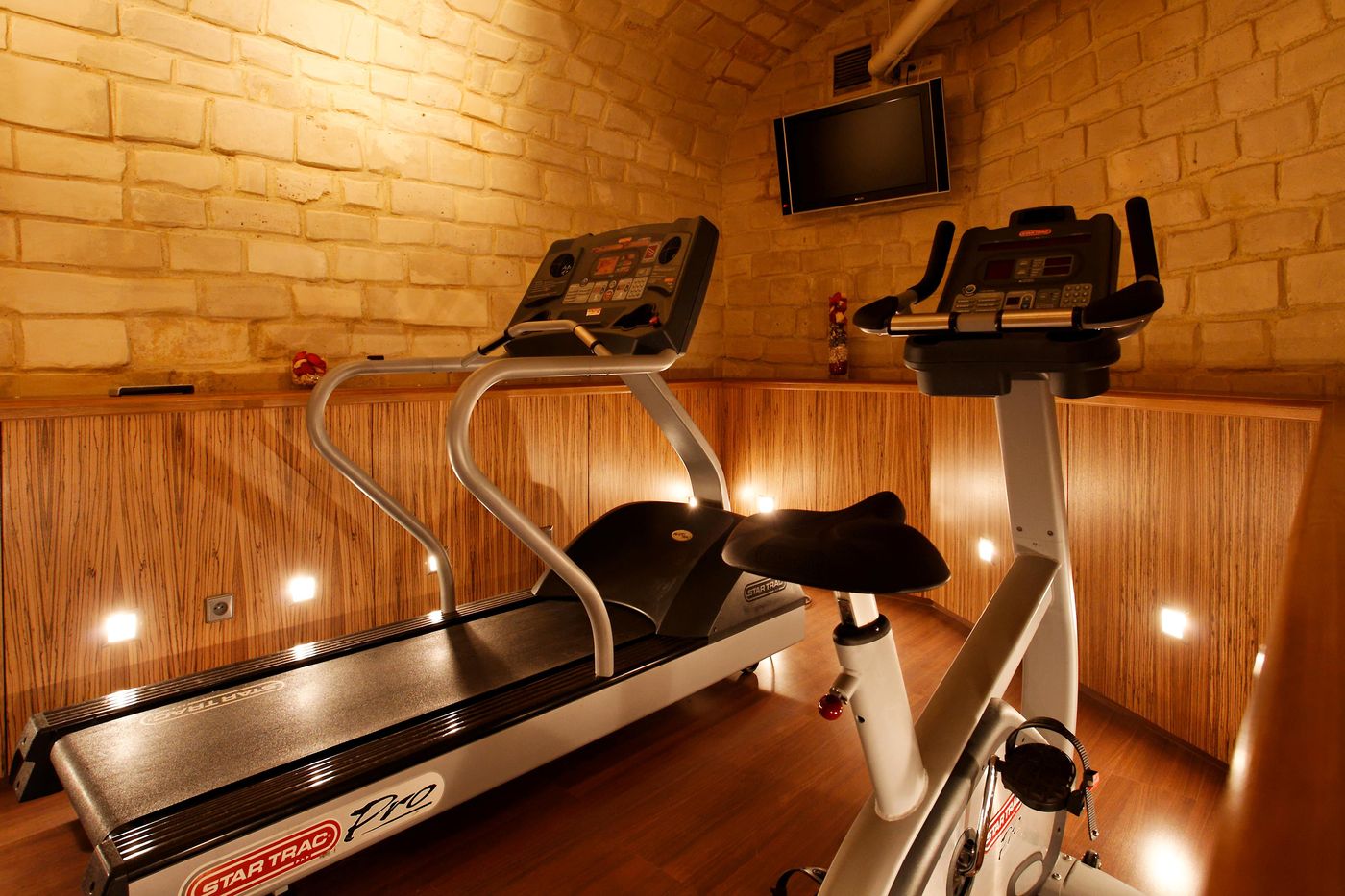 Rochester-Champs-Elysees-Sports-and-Entertainment-55