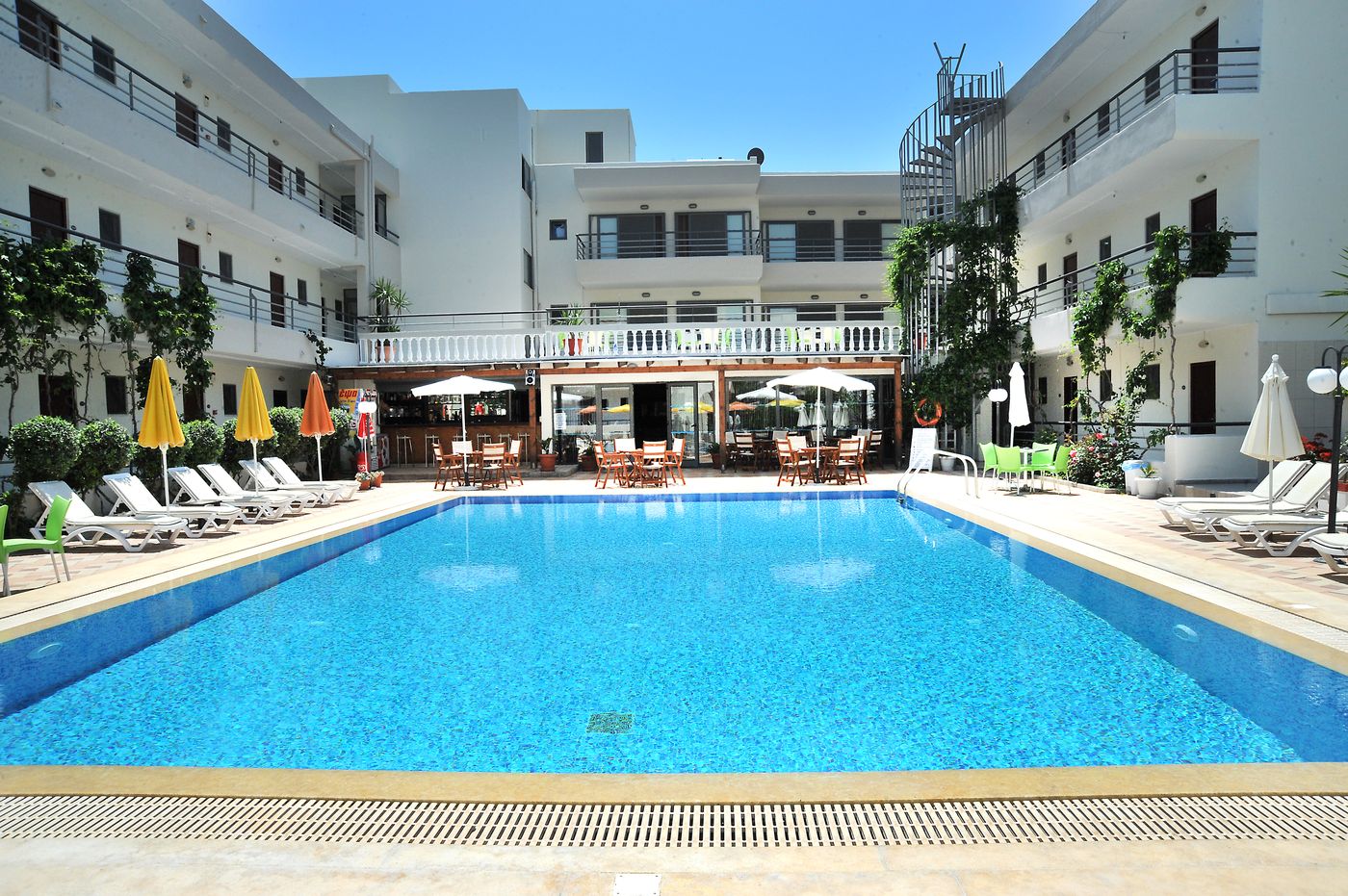 Santa-Marina-Hotel-Apartaments-Pool-3