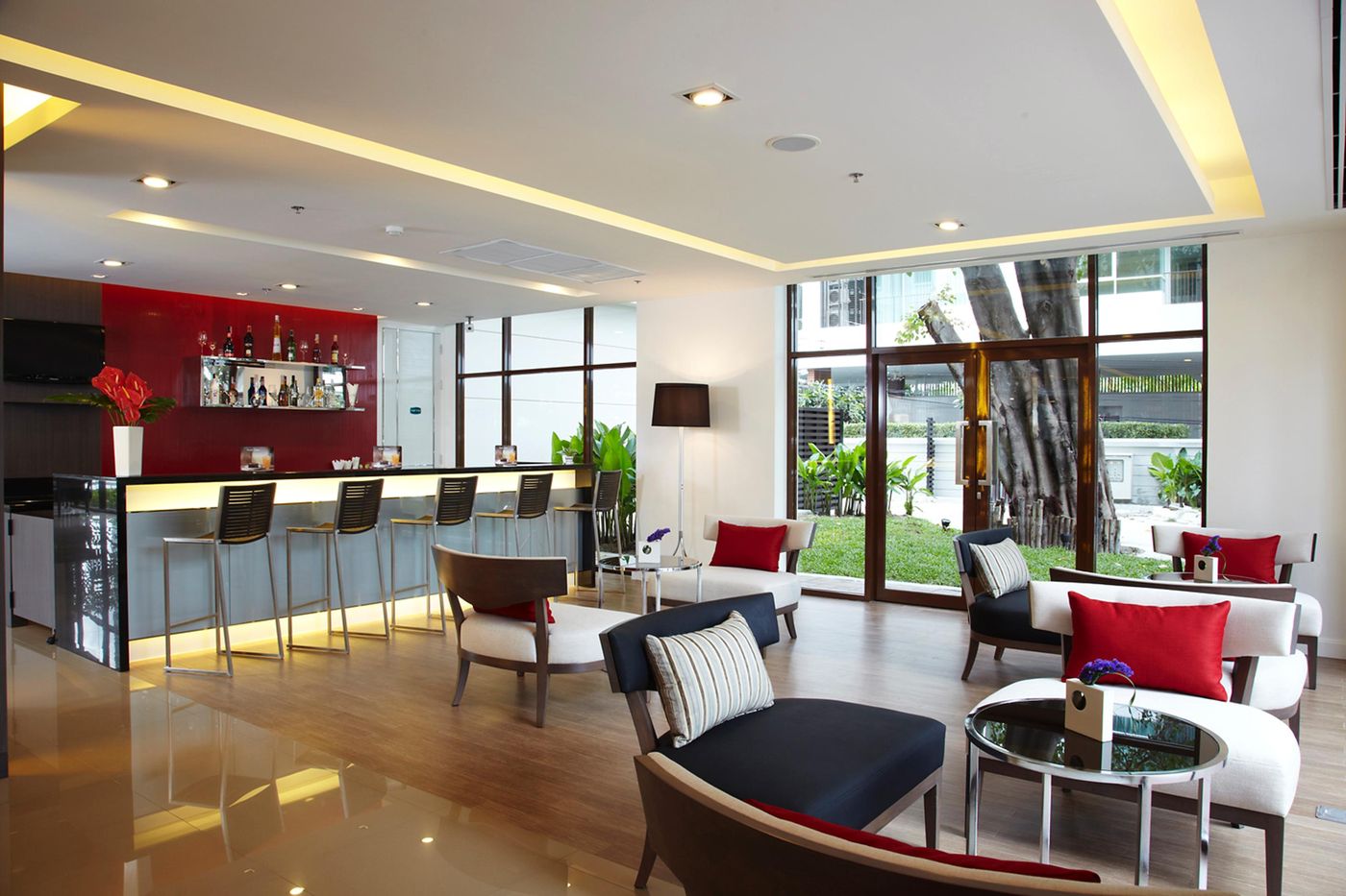 ibis-Bangkok-Riverside-Bar-2