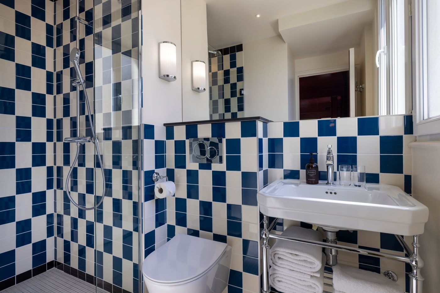 La-Conversation-Room-29