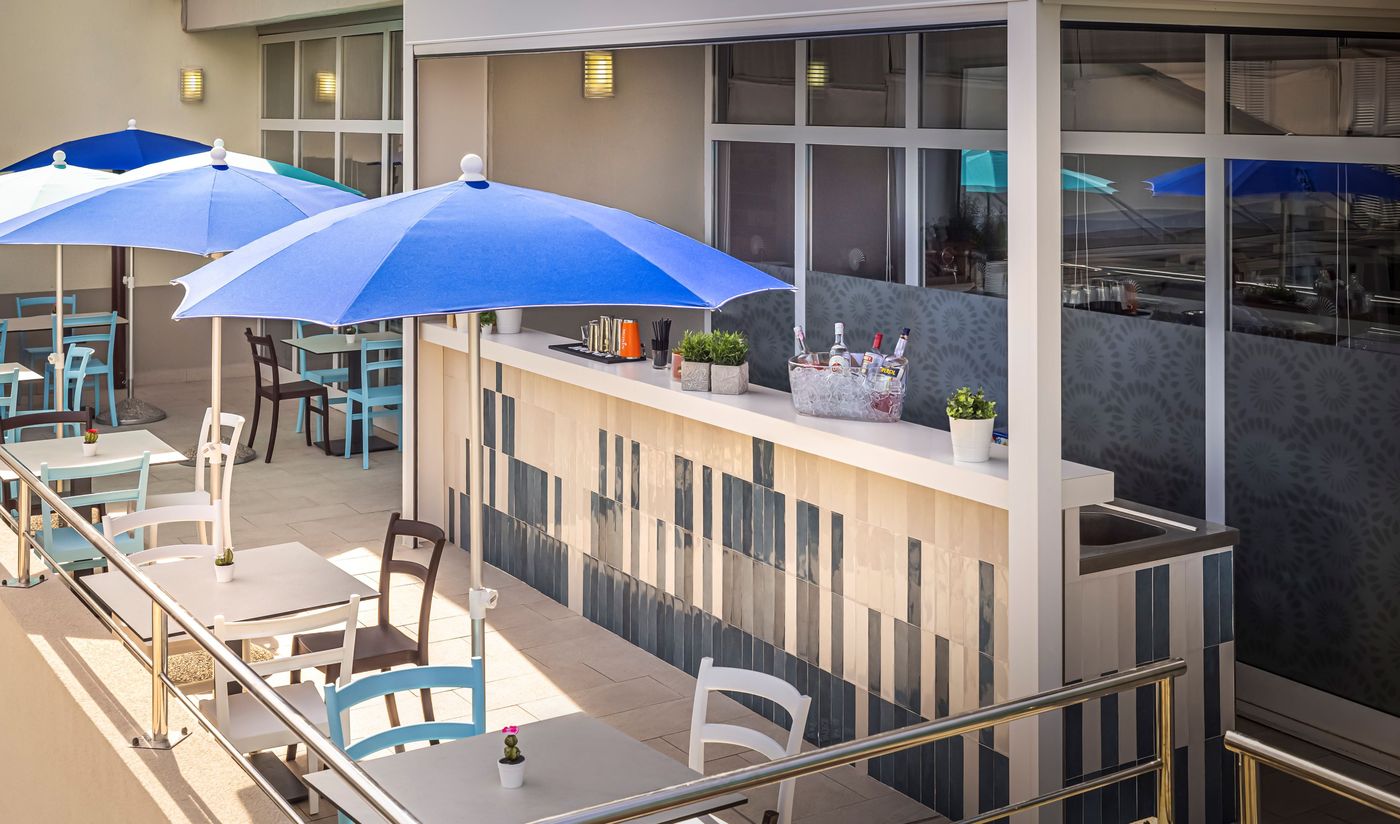 Sunny-Rabac-by-Valamar-Bar-11