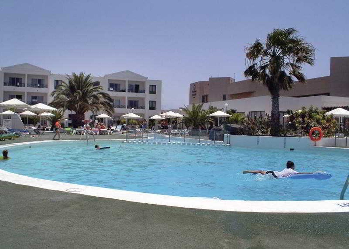 Blue-Sea-Apartamentos-Costa-Teguise-Beach-Pool-7