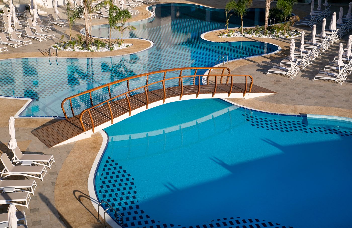 Vangelis-Hotel---Suites-Pool-12