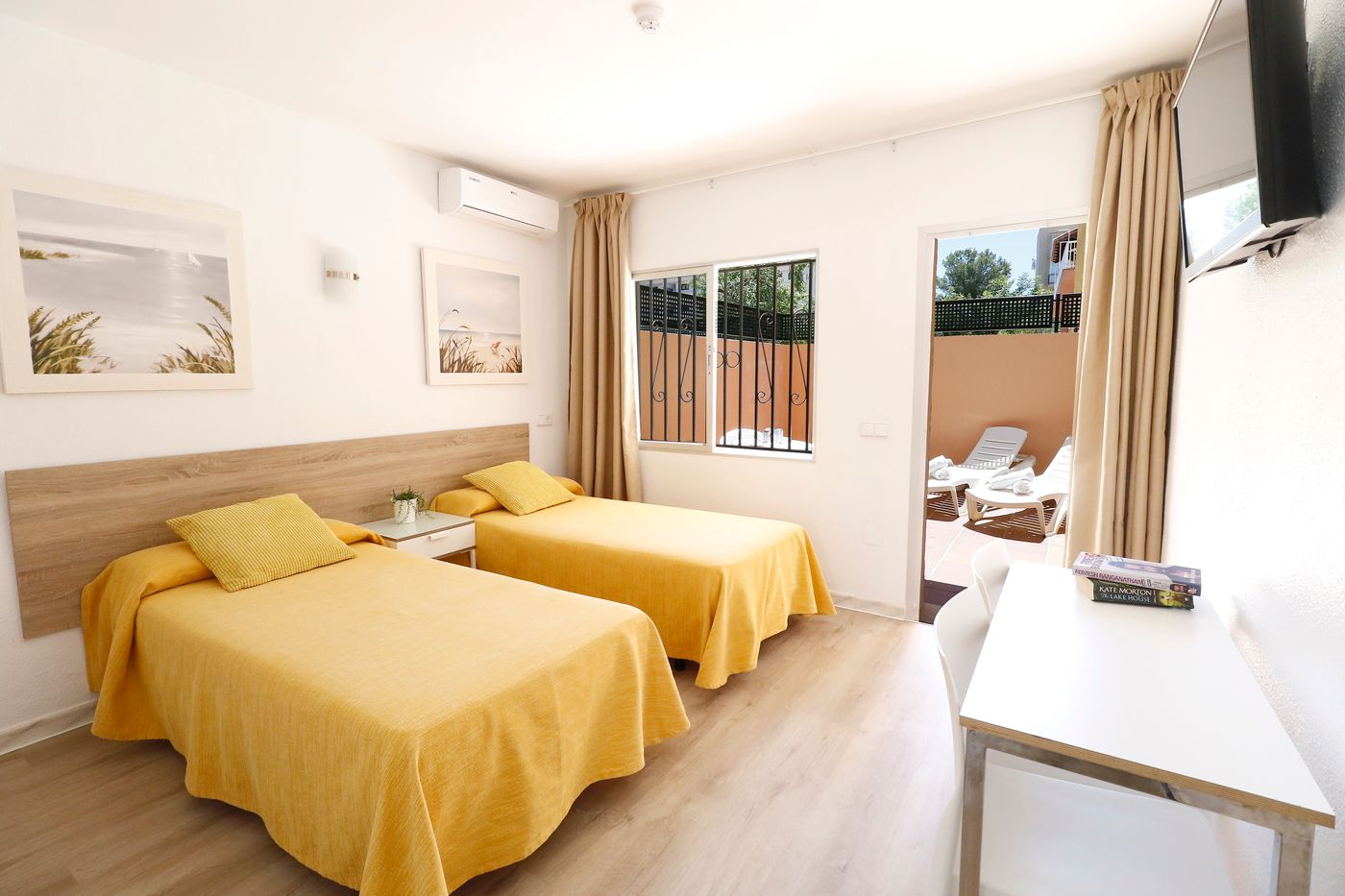 Naika Studios & Apartments