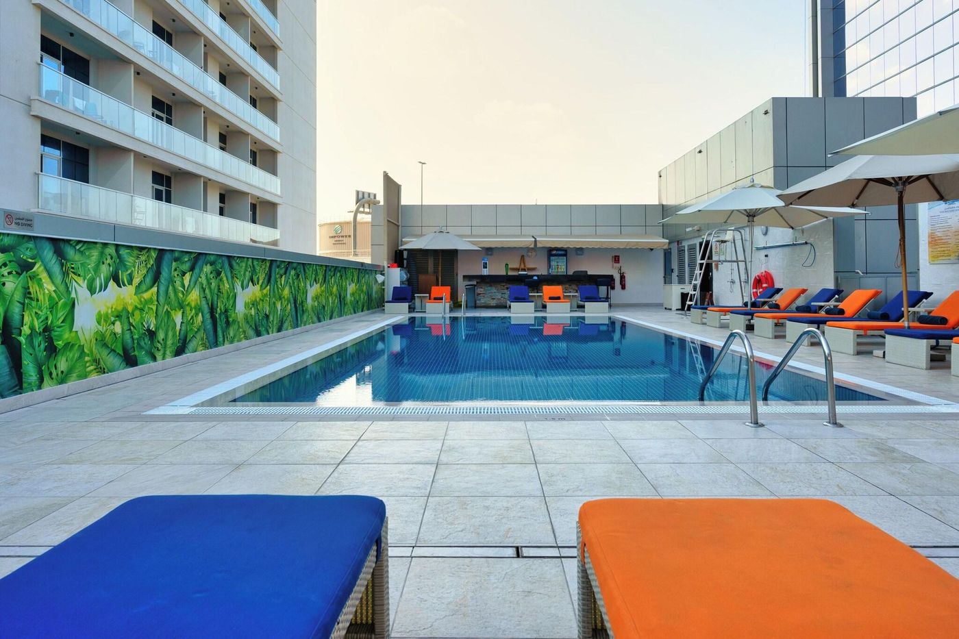 Wyndham-Dubai-Marina-Pool-3