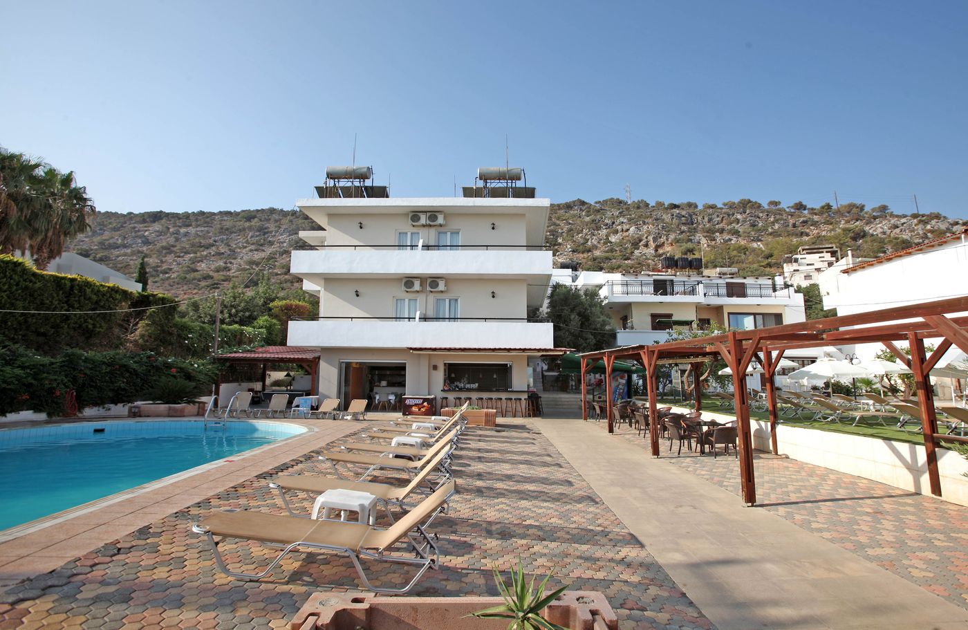 Iraklis-Apartments---Studios-Pool-4