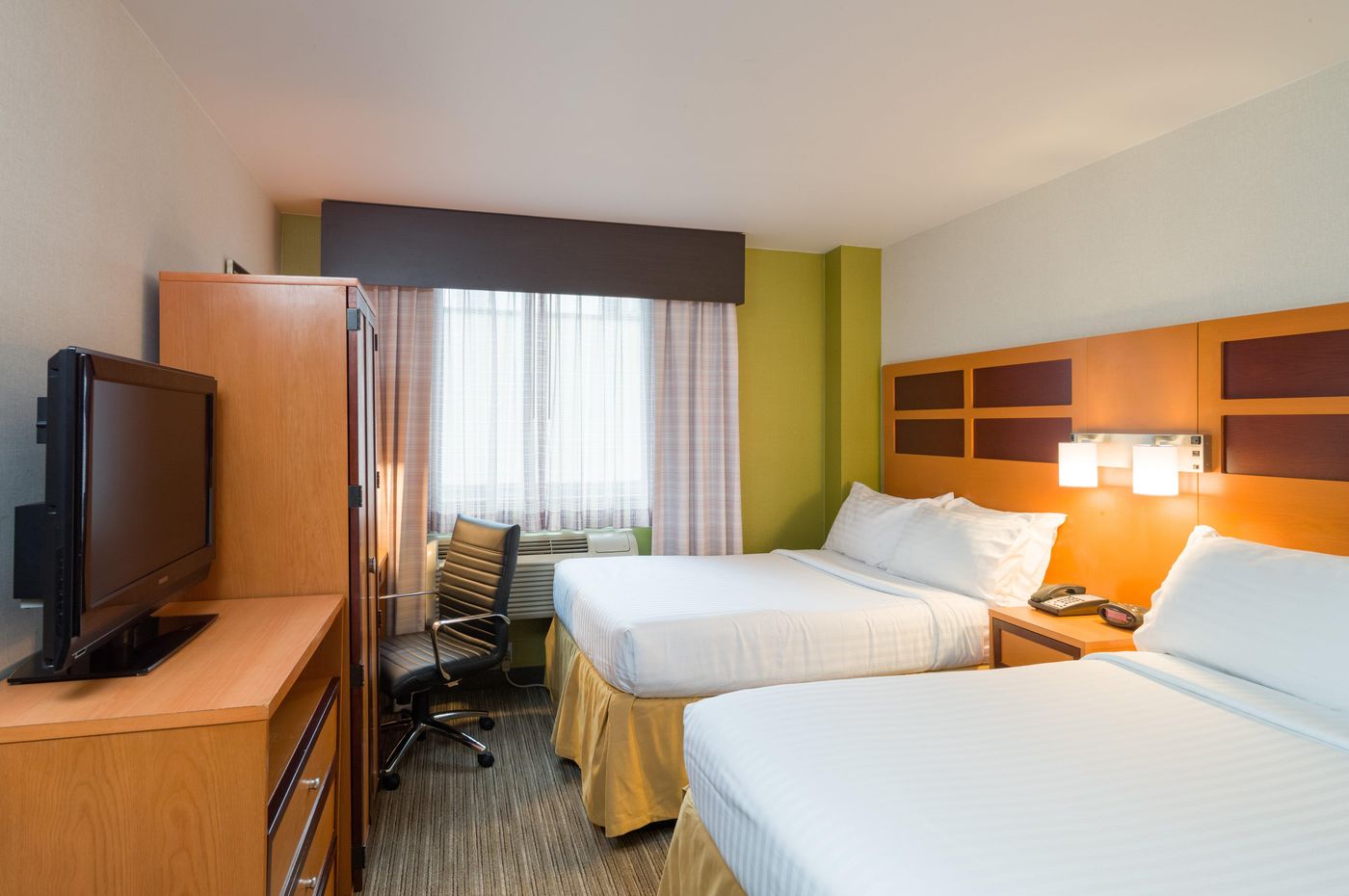 Holiday-Inn-Express-New-York-City-Times-Square-Room-20