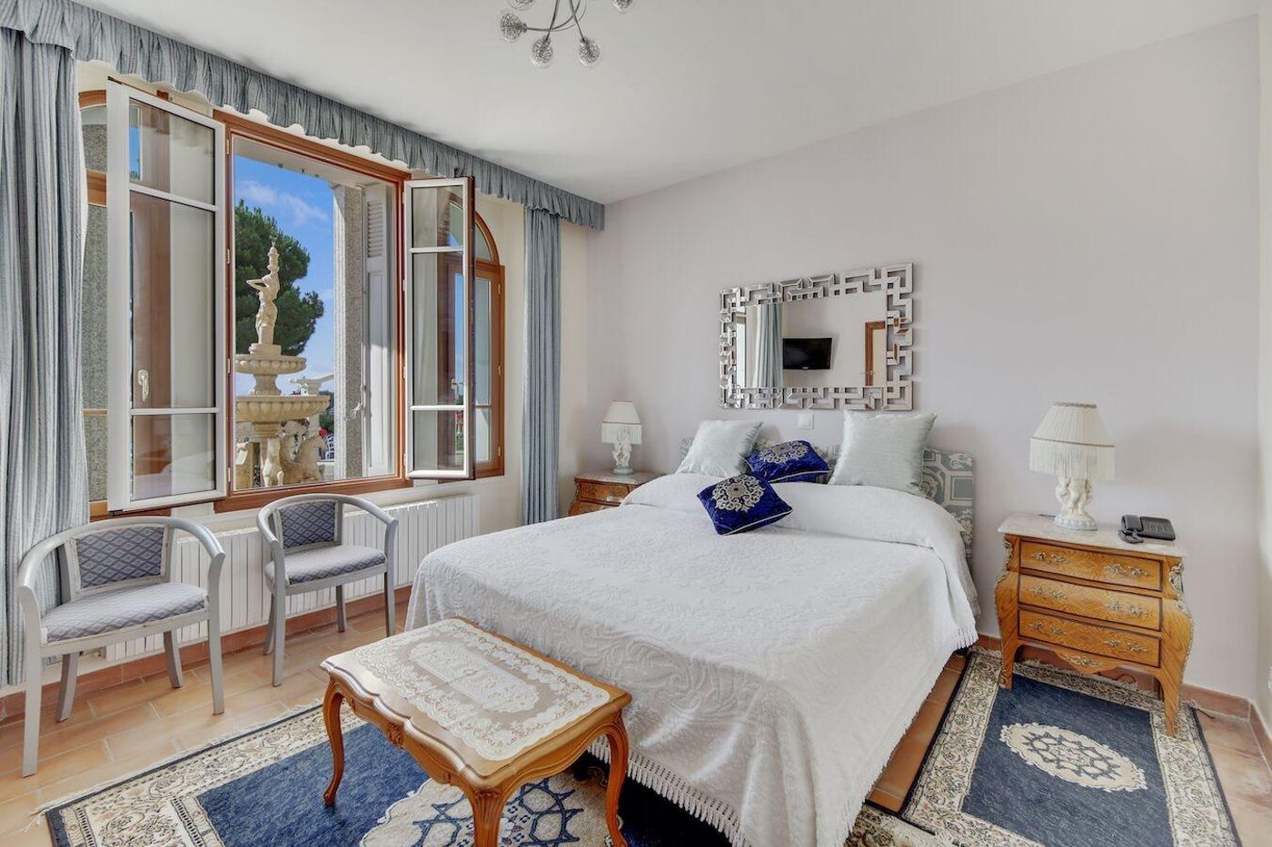 Chateau-de-Mei-Lese-Room-50